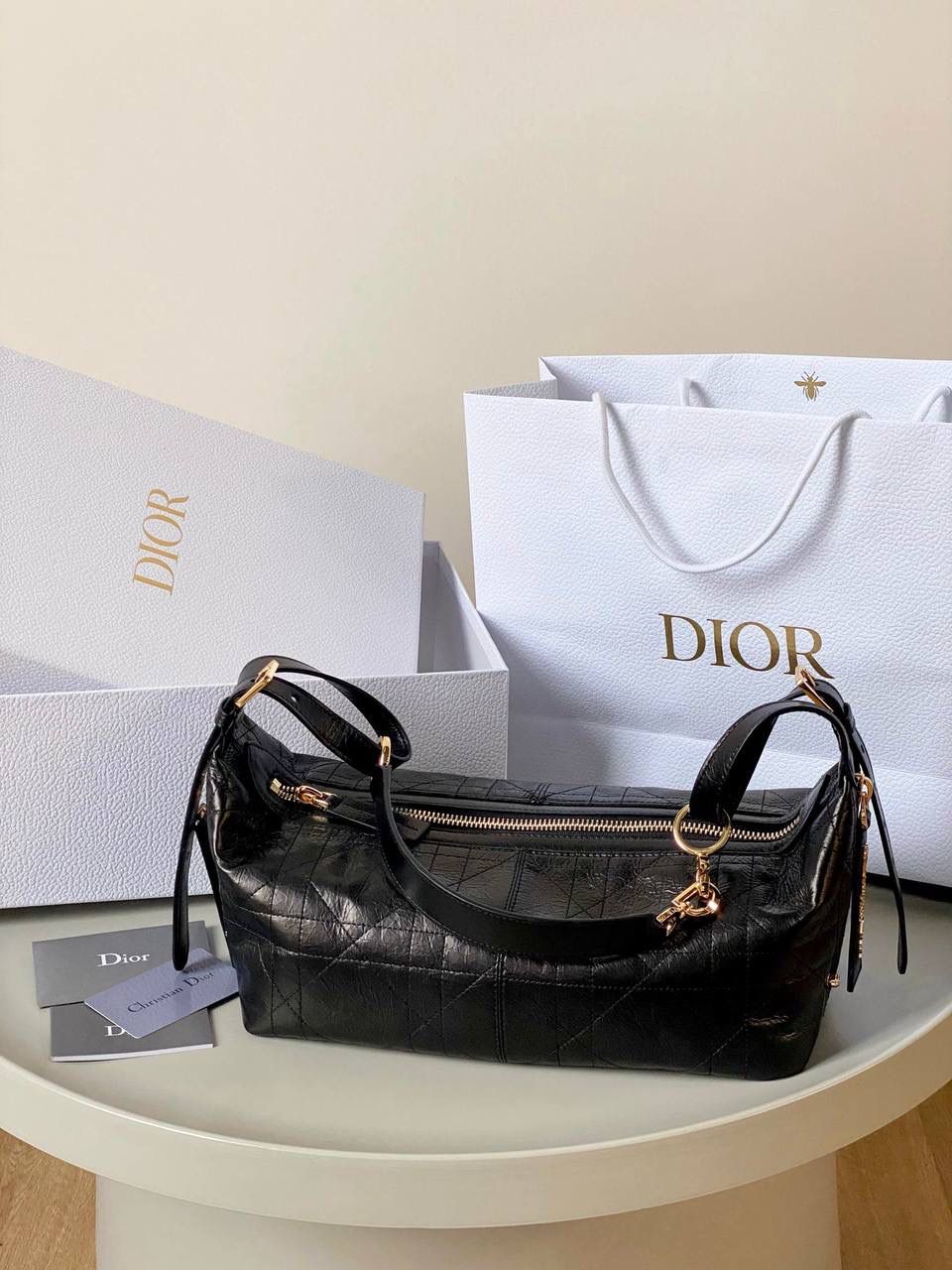 🈶黑色 𝐃𝐢𝐨𝐫 𝐃-𝐣𝐨𝐮𝐫𝐧𝐞𝐲手袋 不会还不知道吧？火出天际了姐妹们 今年 𝙳𝚒𝚘𝚛真的在松弛感这件事情上做到了极致 新款D-journey我直呼一个绝 难买程度不亚于保值系列，夸大了说哈哈 随性又高级的街头感，一改往日的嗲味 关键还是它的多功能肩带 三种背法都好看 俩侧口袋搭配的大号皮质拉牌更彰显个性 以复古金属𝘤𝘩𝘳𝘪𝘴𝘵𝘪𝘢𝘯 𝘥𝘪𝘰𝘳标识做点缀 既有装饰元素又实用 中号：33×16×15cm 小号：25.5x14.5x14cm