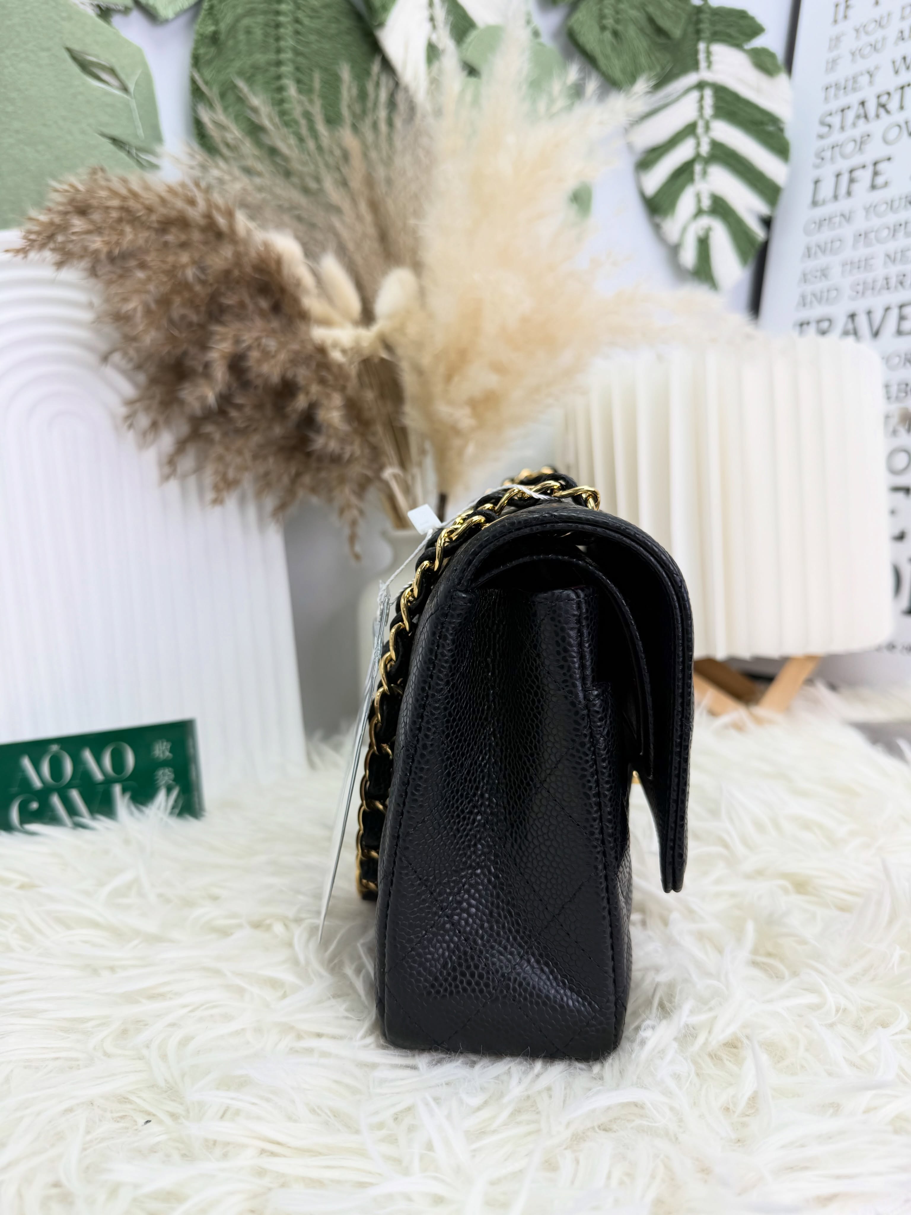Chanel💫未使用品 🛍️ CF 25cm 🖤30卡 全套👜🎁  15.5*25.5*6.5  荔枝紋牛皮，經典黑金配色，容量實用，大方高貴🖤  配件 - 塵袋、盒、單，未使用品💫  💰優惠價 $46980 new  #收袋王  喜歡的話快點pm/whatsapp 我們💓 銷售熱線51111 321（whatsapp)  我們服務包括有：手袋飾物回收、手袋置換(一換一、一換多也可以） 、專業手袋鑑證、專業手袋護理 Is 購買方法 🏢親臨門市 荃灣南豐中心15樓1521室（荃灣地鐵站a出口1分鐘到）敬請預約 ❤️只賣正品正貨，任驗💓🫰🏻 ❤️‍🔥本店為香港註冊公司絕對真貨，信心保證👍🏻 🫰🏻本店設有鑑證服務，有駐場鑑證師  ✨歡迎追蹤我哋各個平台緊貼最新優惠x貨品🔥😍 👇🏻👇🏻👇🏻👇🏻👇🏻👇🏻👇🏻👇🏻  ⭐️Instagram: aoaocave  🌈Facebook: aoaocave收袋王  🔥Carousell: acluxuryhk  👆🏻👆🏻👆🏻👆🏻👆🏻👆🏻👆🏻👆🏻  ___________________________  Disclaimer🫰🏻All trademarks and copyrights are reserved to the original brand holders. @AOAOCAVE sells only authentic goods and is not affiliated with any of the brands mentioned.  @AOAOCAVE 跟任何品牌無關，而且沒有持有任何品牌資版權，亦沒有與任何品牌合作。所有商標及版權歸屬於品牌坊所有，帖子只作分享用途。  #aoaocave #手袋回收 #名牌買賣