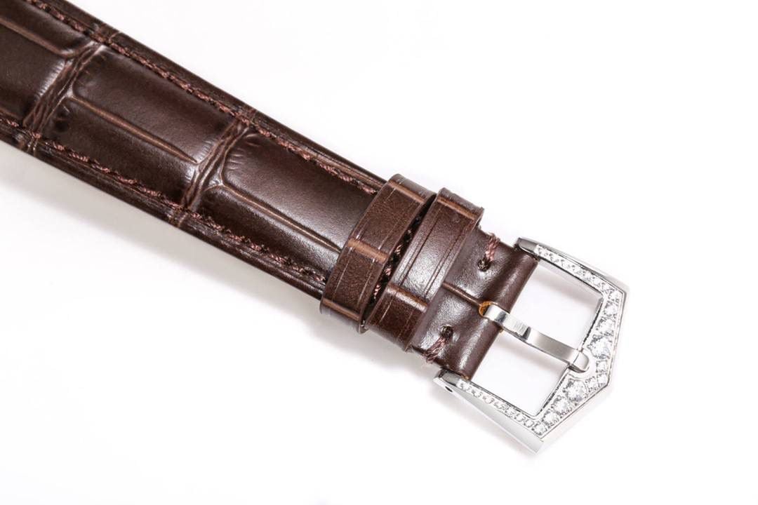 ✨百达翡丽复杂功能时计4947/4948系列 惊艳首发 年历+月相镶钻女表💎 经典时髦，美艳出圈😍😍 38mm表壳精抛光，线条流畅弧度饱满，表冠镌Calatrava十字星，侧边镶钻呼应表壳，质感拉满✨ 珍珠母贝表盘+立体金质字块+金质大三针，读时清晰；9点位星期、3点位月份、6点位日期月相，年历每年仅需调校1次，实用便捷🌙 搭载324S QA LU自动机芯，带PP印记，性能卓越⚙️ 意大利手工缝线牛皮表带+镶钻原装针扣，优雅显贵，懂表之人必入💫