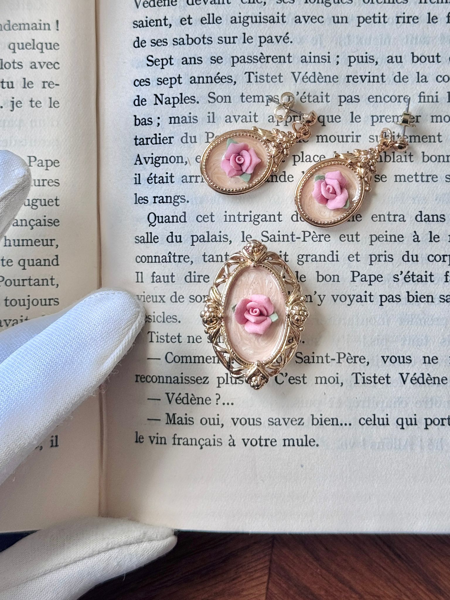 Vintage Avon Ceramic Rose Stud Earrings and Two-Way Brooch/Pendant Set (MT2581) 