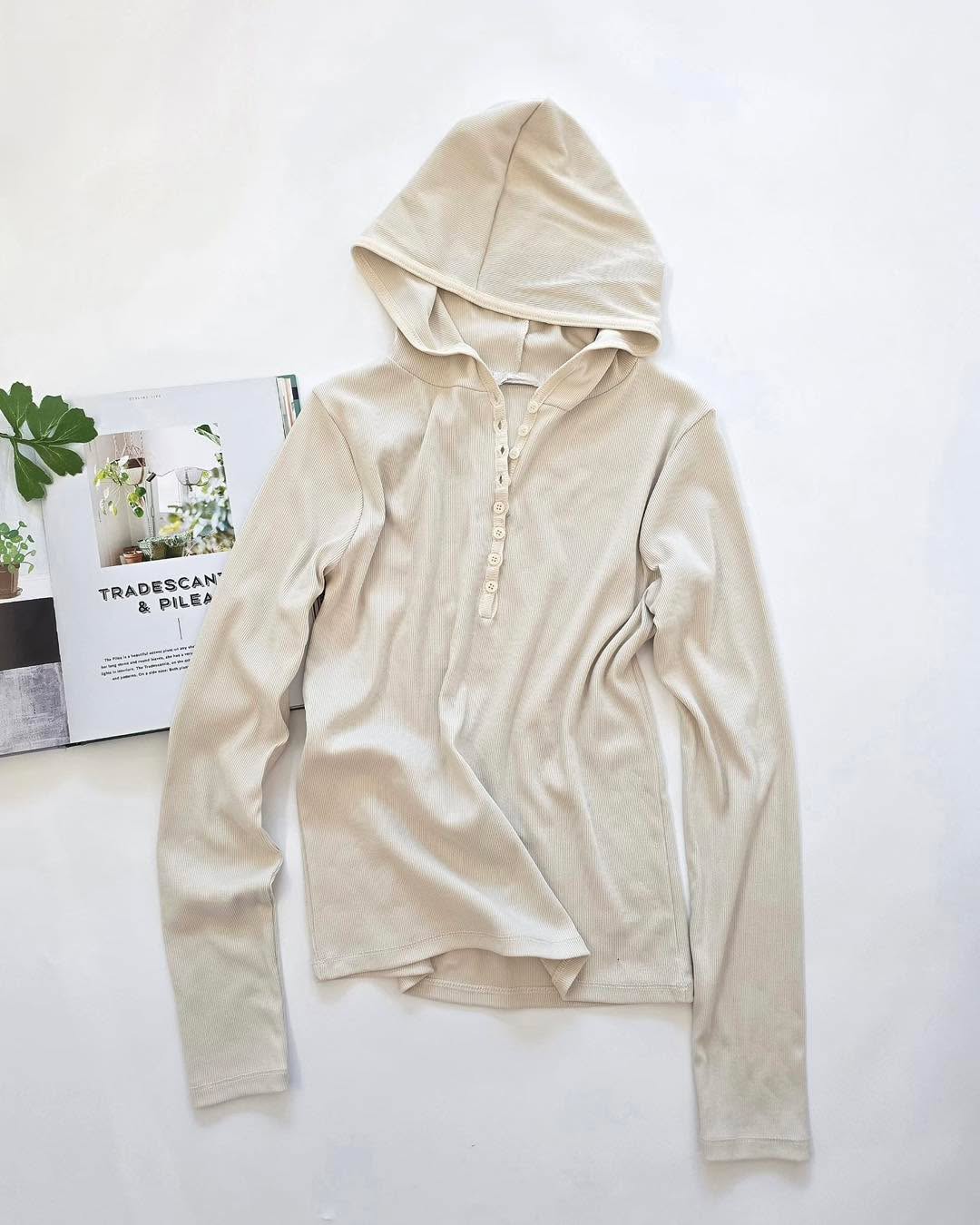 開鈕有帽坑紋薄長袖