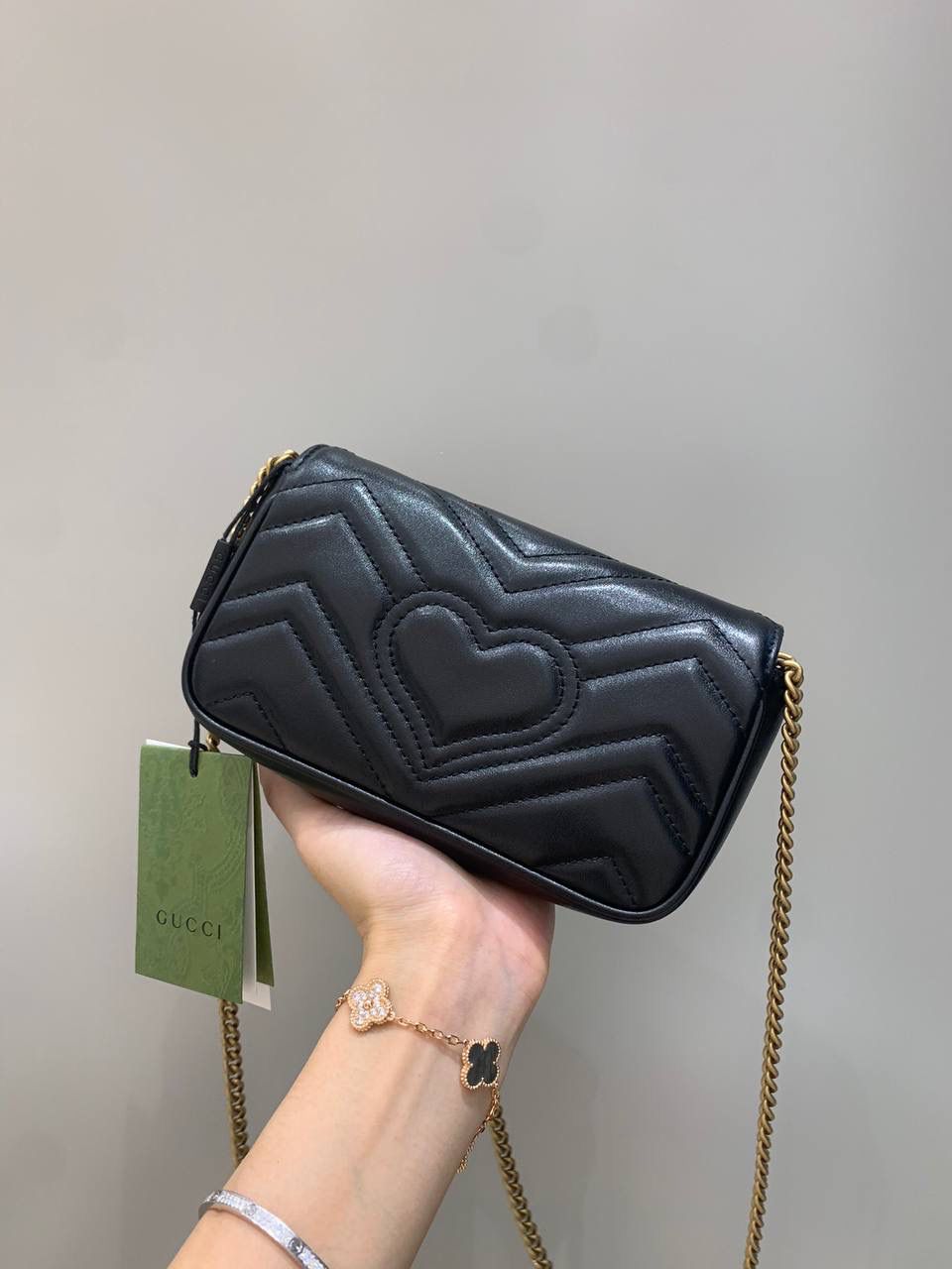 新背景实拍正品级 。经典款黑色16.5cm‼️ 销量王本尊，黑色绝对是最受欢迎的颜色，不分季节不分场合，想怎么搭配就可以随你心意，黑色皮料更能透出原厂皮质感，金色五金黑色皮料简直就是灵魂搭配，这个颜色你们每一个人都要入‼️ 型号476433；尺寸16.5/10/4cm