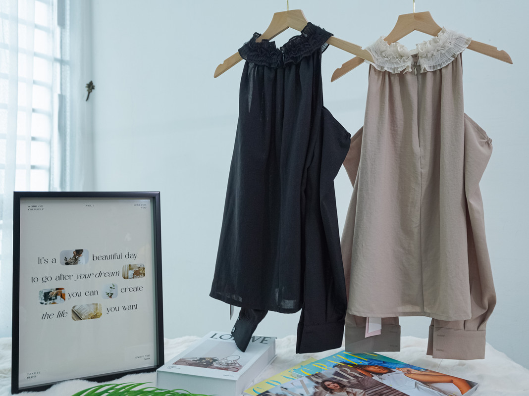 Ruffled High Neck Cold-Shoulder Long Sleeve Blouse ‖ 拼接荷叶高领露肩长袖上衣 KR01594456