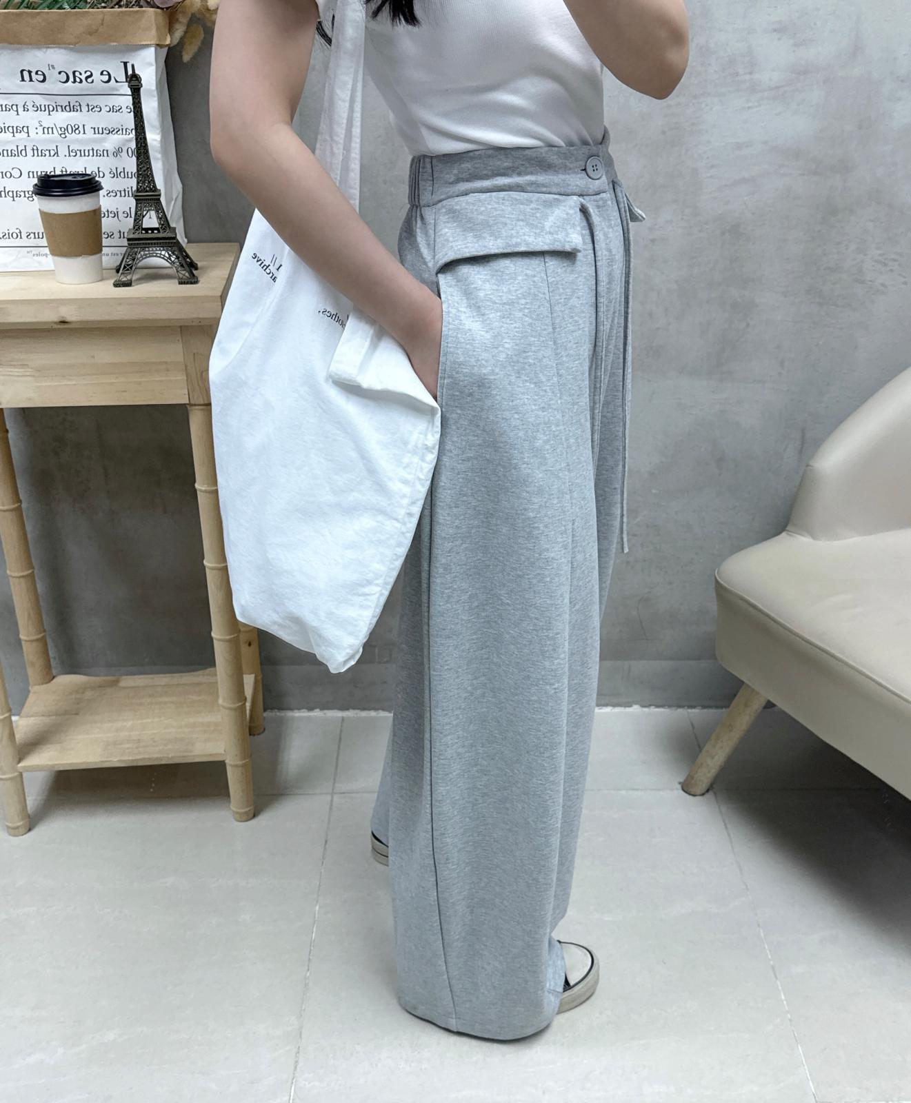 D22 後背設計凈色Tee