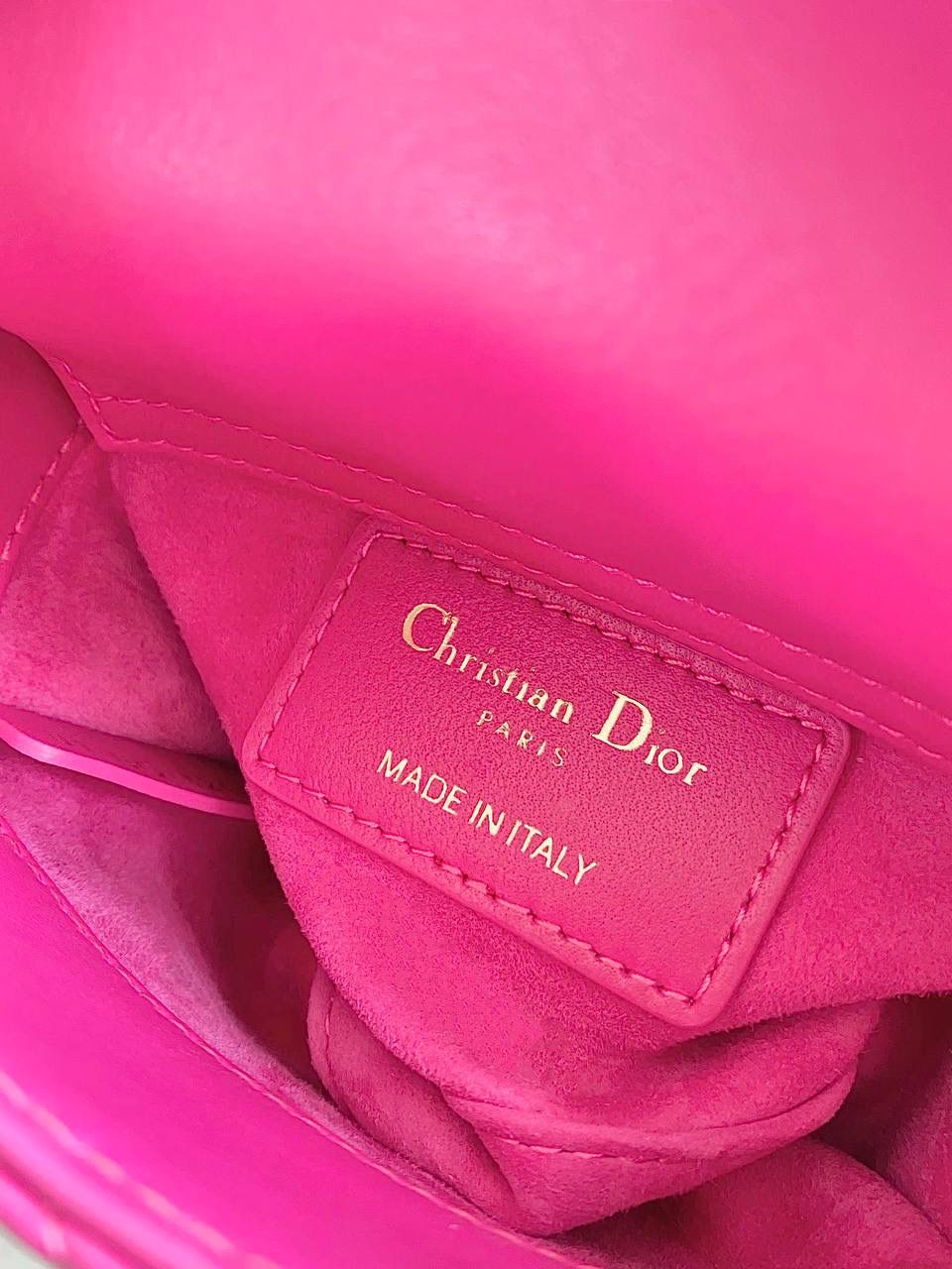 🈶火龙果超迷你 𝗗𝗜𝗢𝗥 𝗺𝗶𝗰𝗿𝗼 𝗹𝗮𝗱𝘆 𝗯𝗮𝗴23新色 谁能拒绝这只刚出的夏日限定色啊 官网叫拉尼粉，粉紫调这不就是火龙果？ 超炫的视觉冲击，衬的人非常显白 迷幻又很甜的多巴胺色彩，今年夏天冲 🩷🩷 size：12×10×5cm