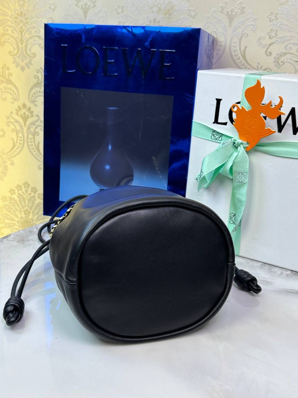 🎈链条款𝙁𝙡𝙖𝙢𝙚𝙣𝙘𝙤 𝙋𝙪𝙧𝙨𝙚水桶羊皮 ——【黑色】 尺寸：𝟑𝟐-𝟏𝟕-𝟐𝟒𝐜𝐦 编码：062406 👉🏻延续福袋收缩绳褶皱设计，全新推出水桶造型，羊皮包身手感细腻柔软❤️ 👉🏻链条肩带➕皮肩带的双肩带设计，时尚百搭，给足了集美们多样化的选择。肩带可拆卸可调节，磁扣开合，正面烫金𝙇𝙤𝙜𝙤，呈现出高贵典雅的视觉感😍 👉🏻独家背景➕独家品质➕独家全套砖柜礼盒套装，市场高端品质皆在我手✌🏻