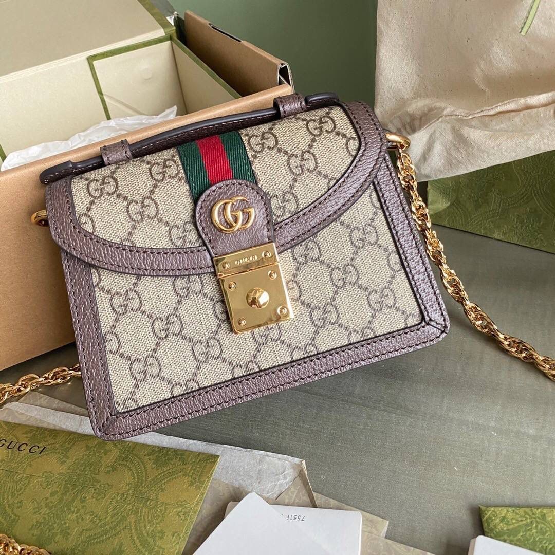 独家特级正品 g696180：尺寸：17.5136cm!全新时装系列用色彩讲述动人的故事。gg supreme帆布是品牌的一款代表性面料，其灵感源自30年代的典藏设计。经典米色和乌木色设计经焕新演绎后，呈现为米色和白色的清新组合🔥🔥