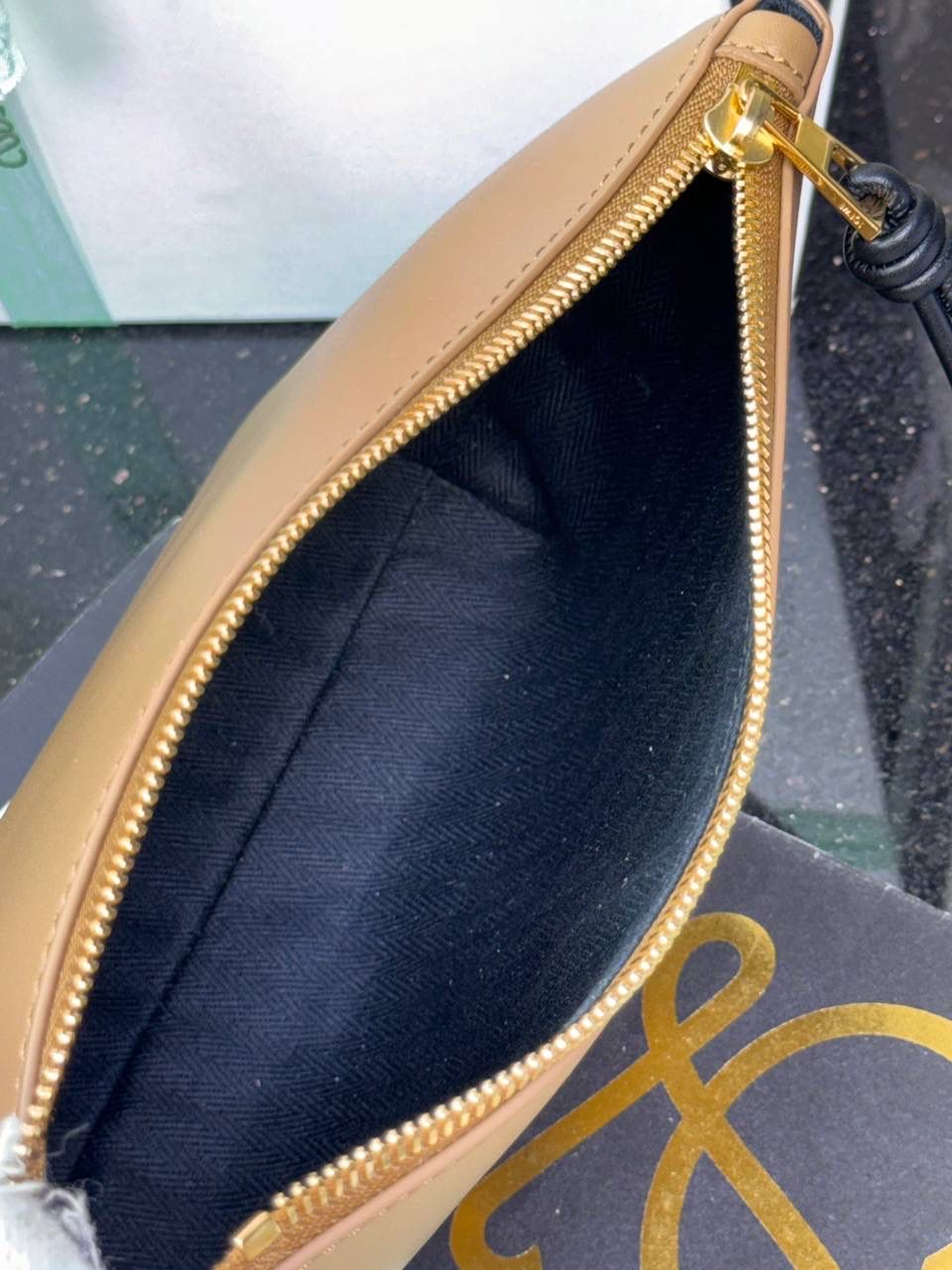 🎈𝘒𝘯𝘰𝘵 𝘛手拿包👜 —【橡木棕/黑色到货✅】 编码：522414 尺寸：𝟐𝟐.𝟓-𝟓.𝟓-𝟏𝟓.𝟓𝐜𝐦 全新撞色绳结拉链头和腕带设计，顶部拉链开合，内部人字纹帆布衬里以及2个皮隔层卡位，正面饰以品牌标志性烫金𝗟𝗼𝗴𝗼，方便时尚多用。