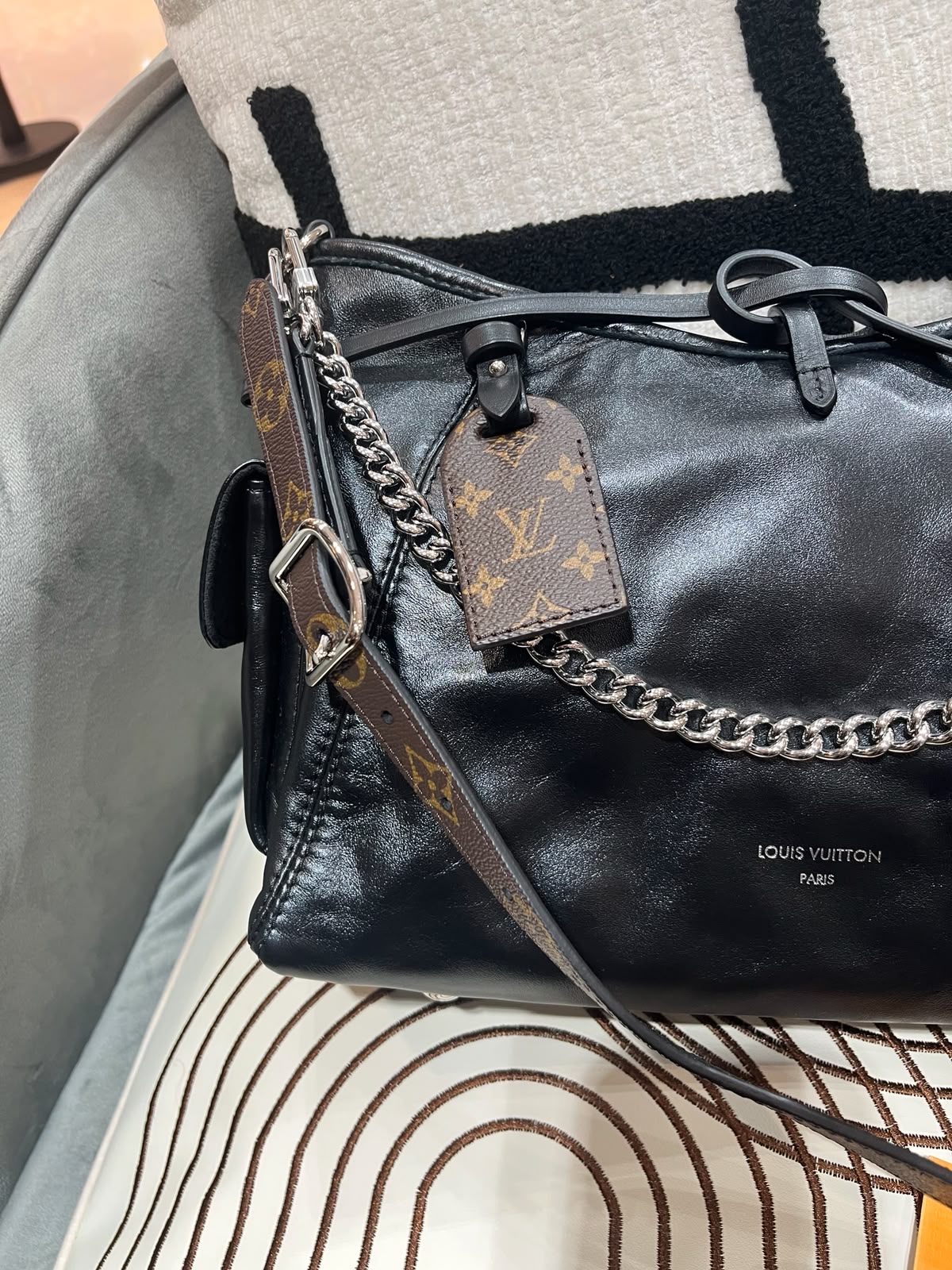 Lv CarryAll cargo Vibe pm leather 33.5 x23xd15cm 100%Authentic,98%new ✅收據 ✅dust bag ✅box