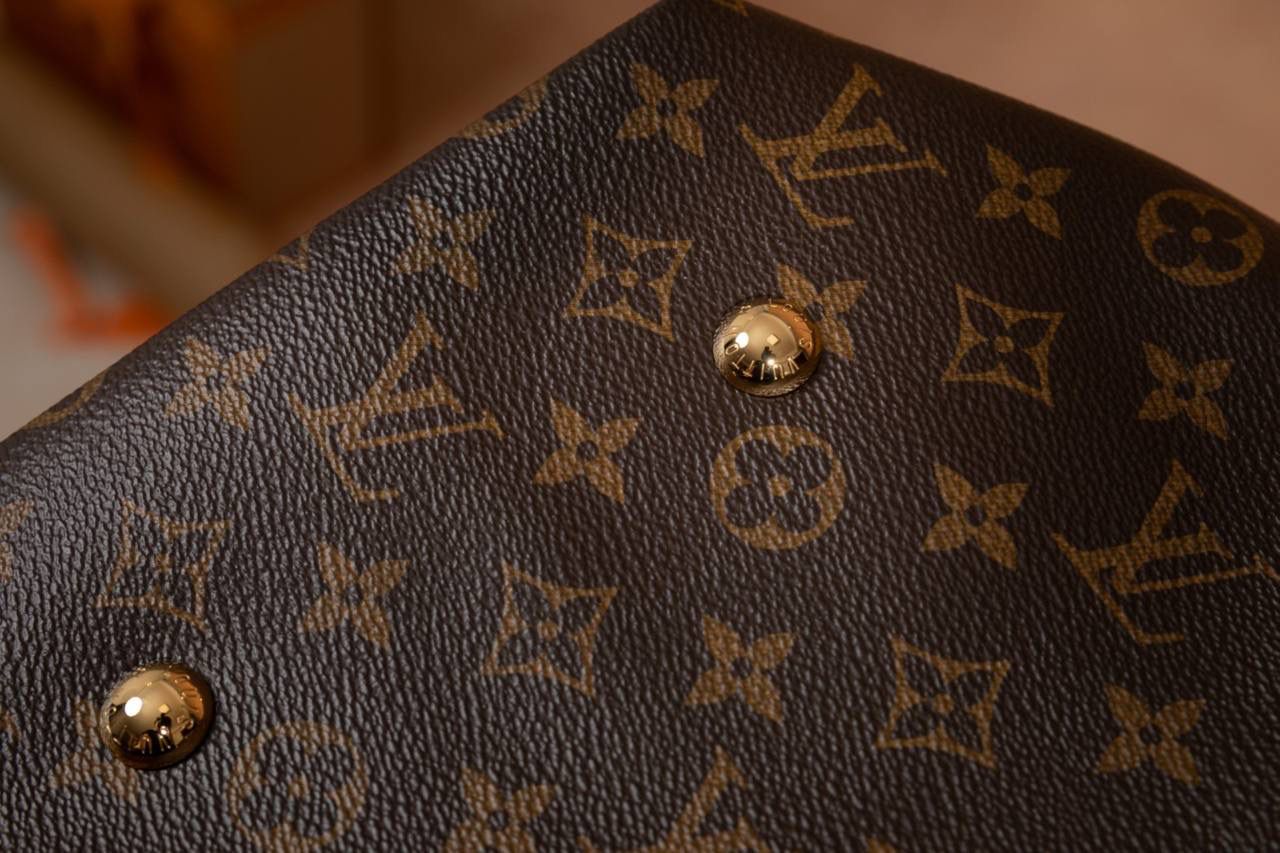 LV CARRYALL🎀 整体风格偏 休闲、随性、有点慵懒感，背上身直接爱上❤️ 字母包设计很贴心，不管是拿来当通勤包，还是妈咪包，都超级适合。容量大、很好装东西，而且又耐看又百搭，天天背都不会腻。 可以说是 又实用又好看的王者包款 了✨ 中号：尺寸 39×30×15cm 小号：尺寸 29x24x12cm 大小刚刚好，看起来大气又很实用。这款 Carryall 系列真的是爆款中的爆款，颜值超高，真的会让人一看就想要！从上市第一天开始就一直缺货，真的不是开玩笑的！！😍✨