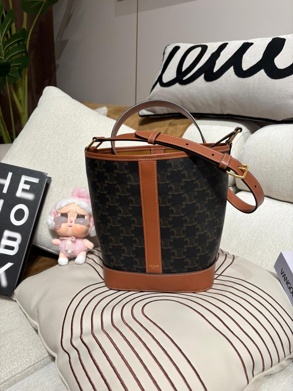 Celine small buckwt bag in triomphe 100%Authentic, 98%New ✅Dust bag