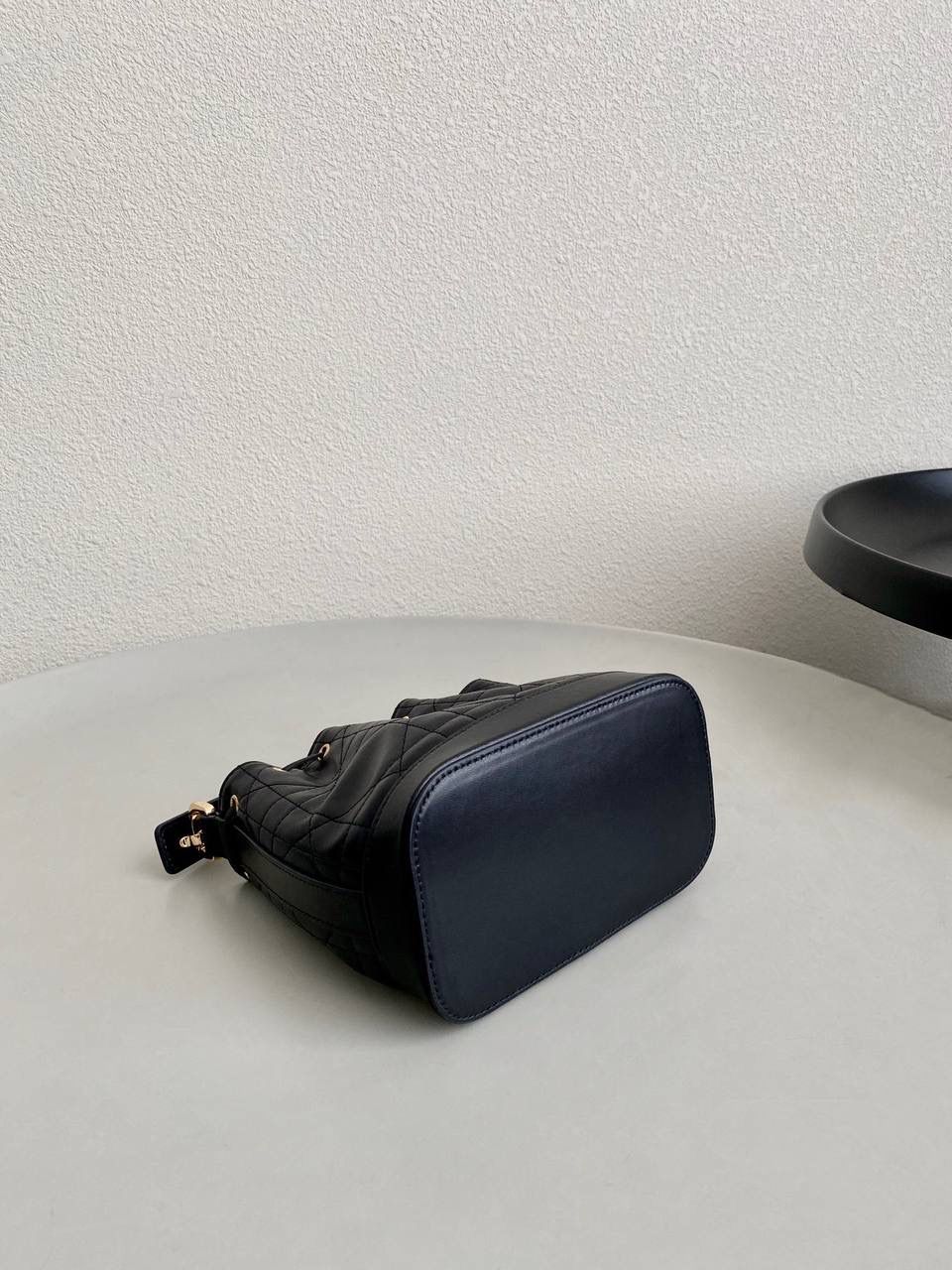 🈶黑色，迷你 𝗗𝗜𝗢𝗥 𝗠𝗮𝗿𝗹𝗲𝗺𝗮水桶包 水桶包好的一点就是容量巨大！ D家新出的这只你不要看它小， 容量我真的超爱～ 风格依然是Jolie同系列的珍珠元素 极简的包身加拼色链条，精致耐看 经典藤格纹羊皮，皮质柔软有光泽 主要是实用，斜挎休闲 手拎乖巧精致， 适用于任何场合！ 绝对是你日常出勤率最高的一款 17×16×9cm #7060m