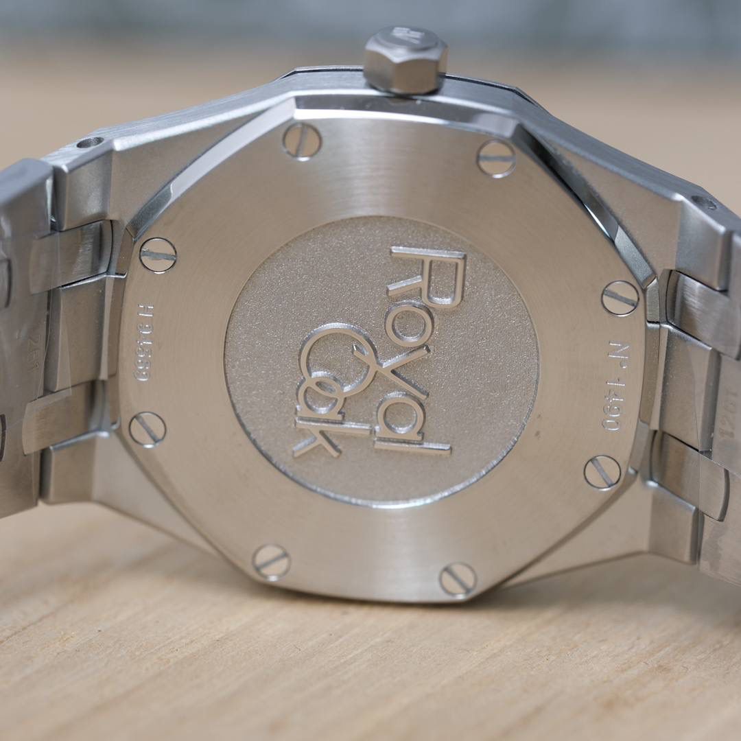 爱彼皇家橡树系列女士腕表，镶钻银色表盘，精钢表链