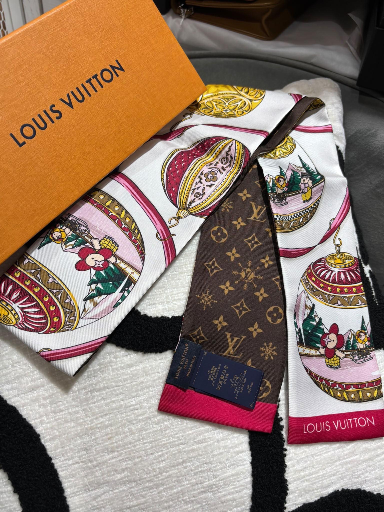 未使用品 LV Twilly 絲巾髮帶 Louis Vuitton Xmas Vivienne M79455 Twilly 100%Authentic, Unused未使用品 ✅Box