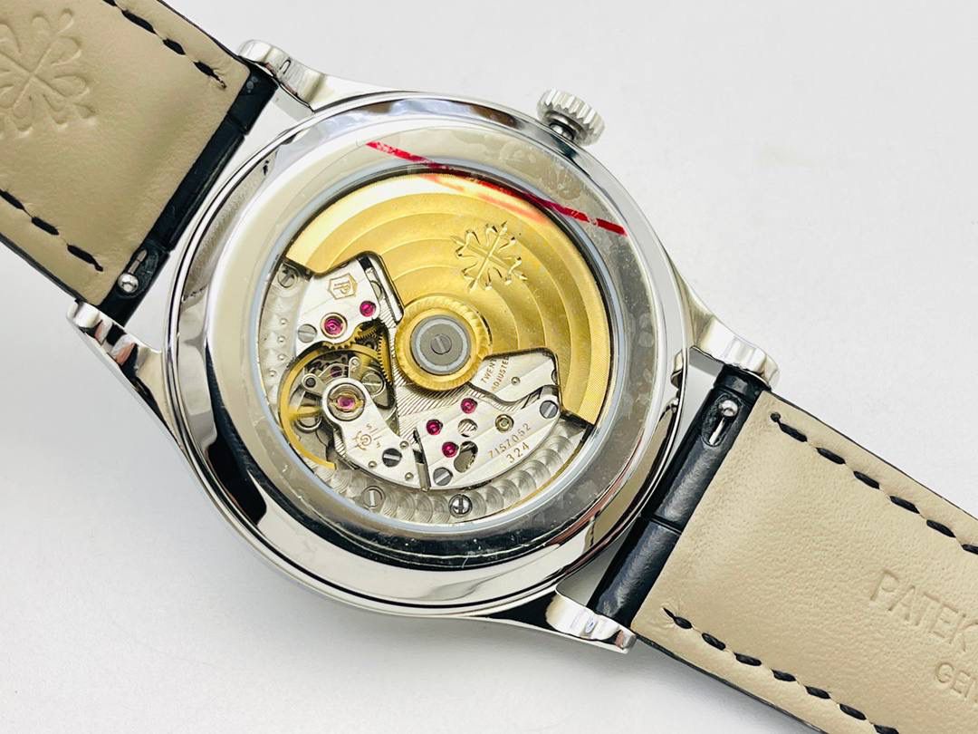 百达.翡丽-古典表系列——3919腕表震撼登场。🤩😍完美还原表中王者的独特质感和简约格调！细节升级如下： 1⃣️腕表尺寸39MM，尺寸数据完美吻合正品，佩戴轻便，还原正品体验。 2⃣️玻璃采用与原装一致的锅盖型穹顶玻璃，特镀有双层抗眩晕增透镀膜。 3⃣️表盘标识和指针的边沿全部采用手工润饰倒角，之后再采用镀铑工艺处理，确保光泽度和质感不亚于原装。 4⃣️机芯采用30-255 PS机芯机械！ 5⃣️表带经典意大利小牛皮表带，做工精致，包边细腻，尽显大牌风范，搭配原厂针扣。