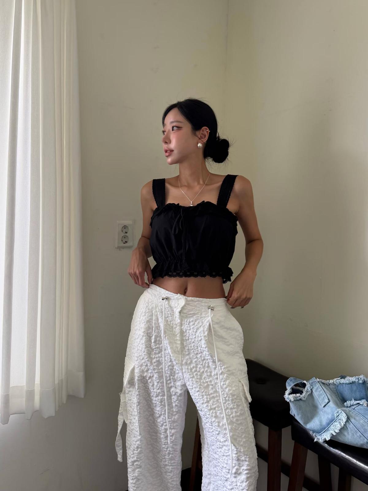 R08 短身通花ruffle top
