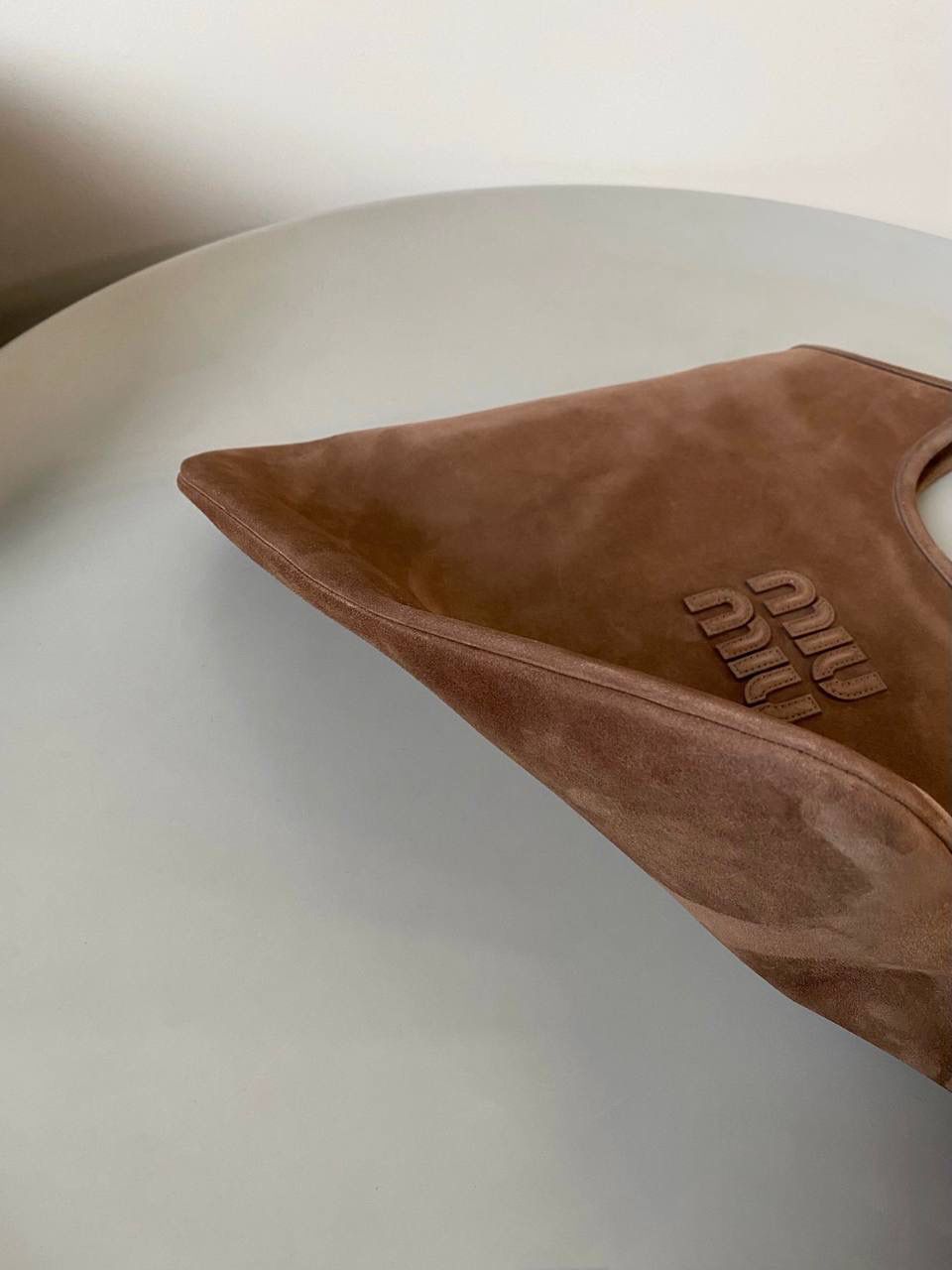 🈶可可棕 𝗠𝗶𝘂𝗠𝗶𝘂 𝐢𝐯𝐲 24秋冬托特 今年棕麂皮系列大人气啊！ 深深的巧克力色，满满秋冬味儿～ 绒面皮每年都会有，但是！！ 今年这股风刮的特别猛 从秀场到ins博主穿搭，或者线上门店 几乎都有麂皮元素！ 西装款 夹克 风衣 鞋子 包括包包等 延续去年美拉德色系的颜色， 今年的颜色各种各样，有深有浅 但我唯爱咱miu家的这个巧棕色 绝对秋冬氛围感里，最“增质感”的时髦单品！ 35×40cm #F0110m