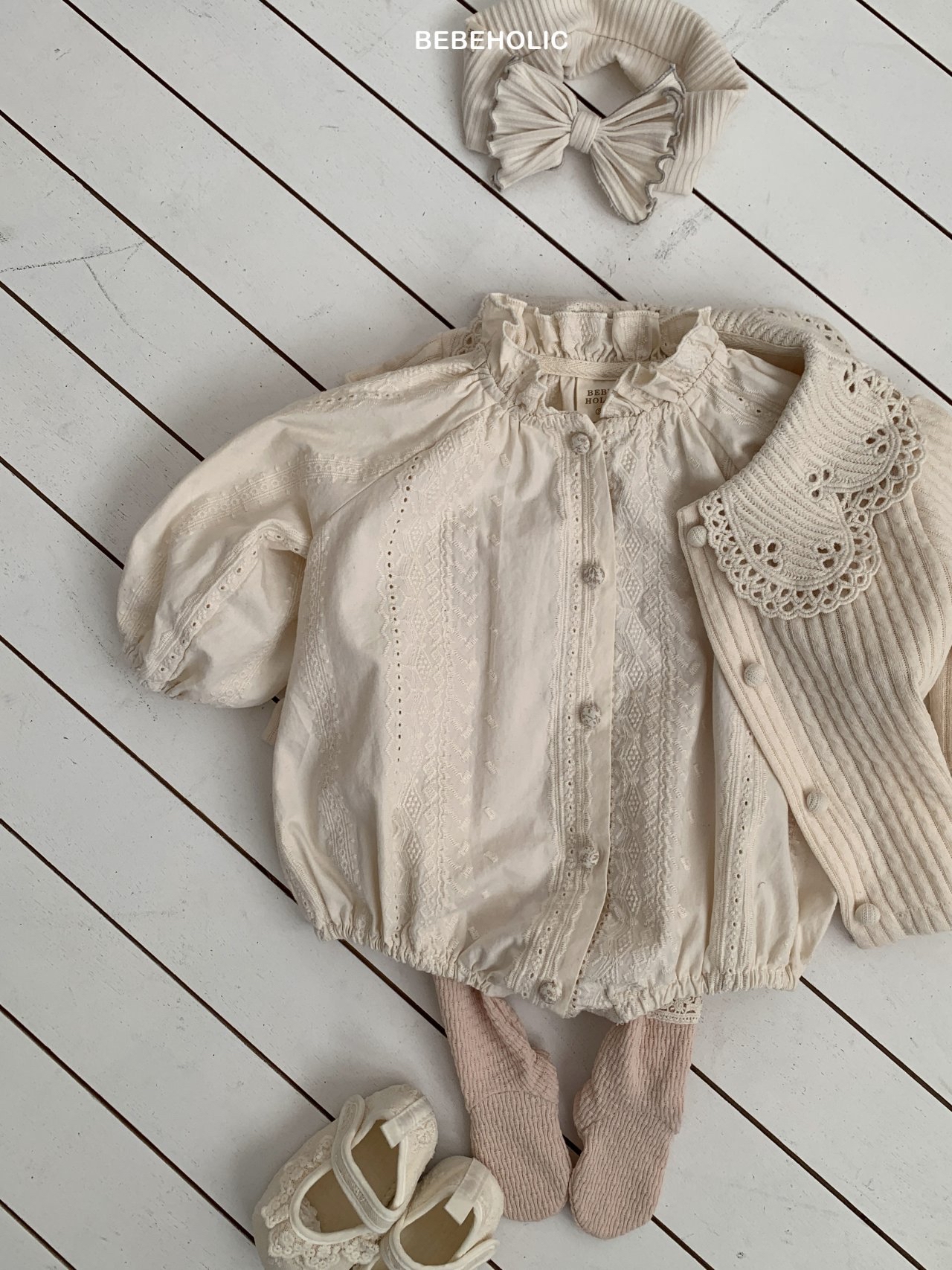 🌸預訂 韓國直送🌸🇰🇷BEBEHOLIC兩色提花刺繡花邊領長袖包屁衣