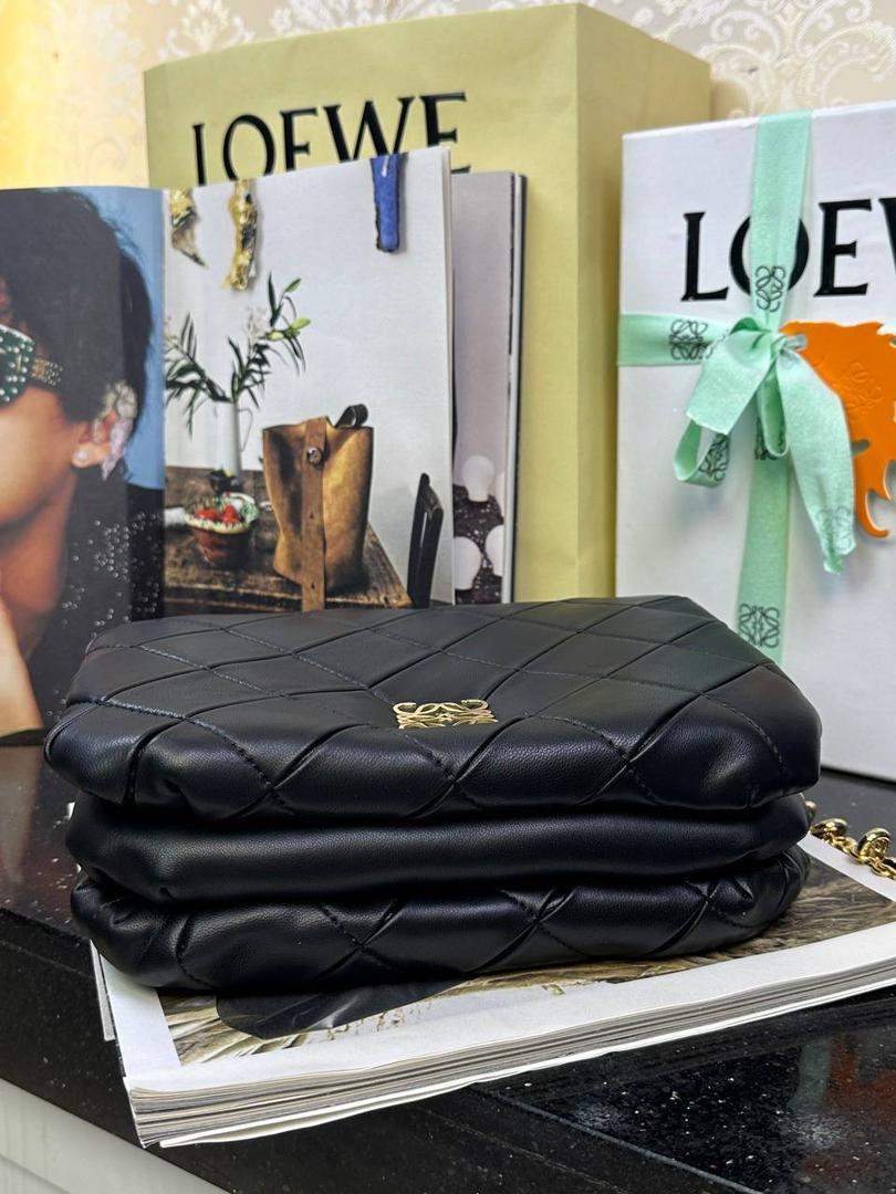 👉🏻羊皮【𝘗𝘶𝘧𝘧𝘦𝘳 𝘎𝘰𝘺𝘢】 —黑色❤️ 编码：012122 尺寸：𝟐𝟑-𝟗-𝟏𝟕𝐜𝐦 ❤️采用轻柔纳帕小羊皮，经过裁剪、缝制和手工编织制成，内里一个主要隔层，一个拉链口袋和一个插袋。 ❤️配有可拆卸的金属甜甜圈链条和一条可拆卸可调节的皮革带子。可肩背和手拿