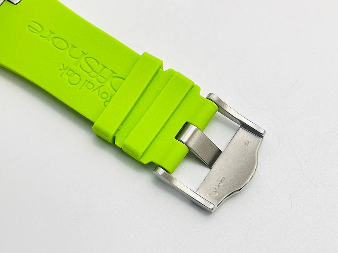 爱彼A P皇家橡树系列水果腕表！ 型号：26703 跑秒计时自动机械男表！搭载原版cal.3124机芯 直径：42MM！ 1⃣️表壳材质选用的904L精钢，经过CNC一次成型锻造了42MM的表径，表壳在经过拉丝工艺多次打磨抛光后做到了无懈可击，包括螺钉也一致还原！ 2⃣️表盘字面格纹错落有致，立体感很强。刻度线粗细程度以及长短均与正品保持一致。条钉时标内部填充超强夜光材料。两组小圆盘对称分布，就像两只小眼睛。盘面内有一圈一圈的放大环，细节处理很到位。 3⃣️橡胶表带表面的磨砂质感很强.采用无味不沾灰尘的进口橡胶，只为提高佩戴的舒适感！ 4⃣️前后玻璃都采用蓝宝石水晶镜面玻璃，镜面通透性也很强。这款腕表采用3124机芯，做到了外观和正品的极其相似，走时精准稳定！