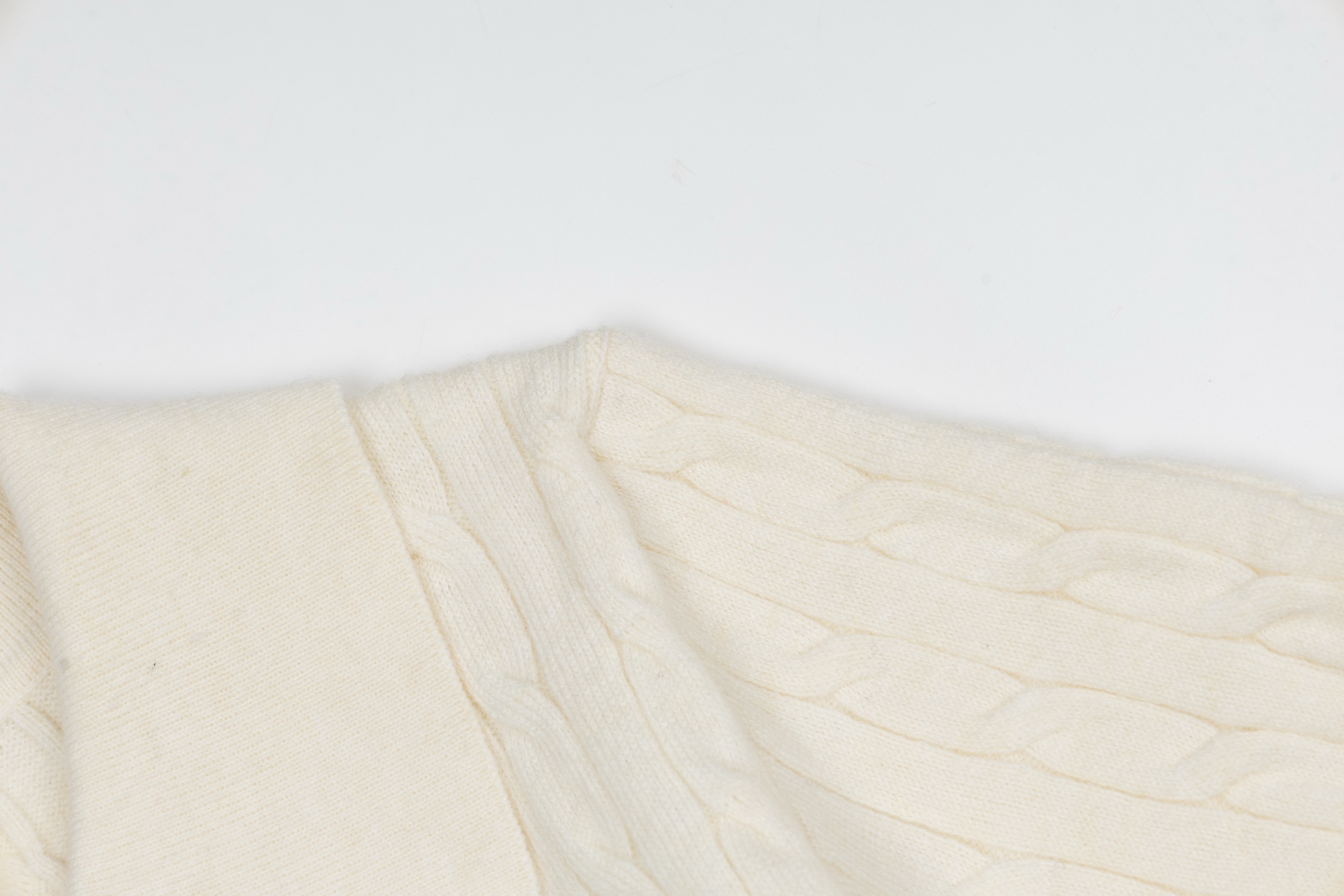 Mardi Mercredi Flower Embroidery Cable Short Sleeve Knit