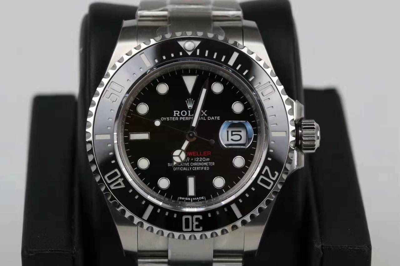 ROLEX 劳力士 鬼王系列 43mm 海使型 🎮 型号：Sea-Dweller m126600-0001｜EA3 全新研发 Cal.3235 一体机芯，历时近一年独立打磨，实现与原版一致的功能与外观结构，配件规格高度通用。 表壳采用 进口 904L 精钢，高精度锻造与抛光工艺；夜光刻度选用 瑞士进口夜光粉，发光效果贴近原版。 43mm 表径，结构扎实，细节严谨，整体质感与完成度优于同类版本。