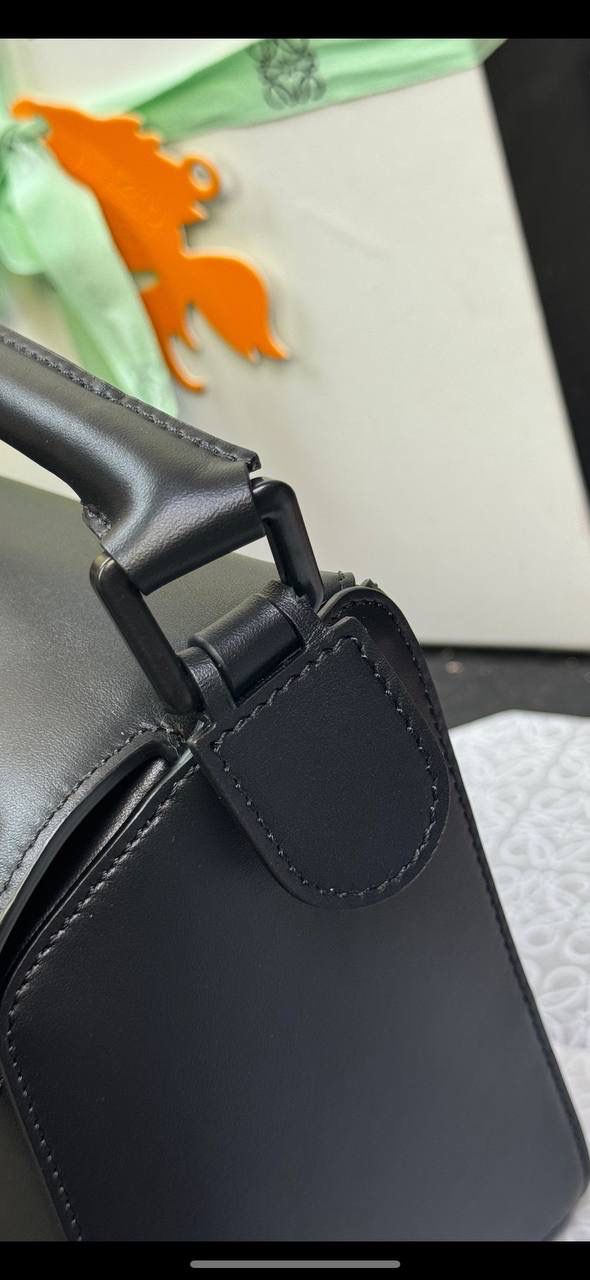 👉🏻小号𝙿𝚞𝚣𝚣𝚕𝚎 【宽肩带】 平纹/Anagram牛皮手袋👜 尺寸:𝟐𝟒-𝟏𝟔.𝟓-𝟏𝟎.𝟓𝐜𝐦 编码:652225黑色 秋冬最新爆款上线啦…⤴️ 从手袋的小牛皮革、缝线、背带的金属环扣，内里内衬细节.都换上了最新的饱和单色系，细腻质感，为手袋增添了不一样的视觉魅力🔅