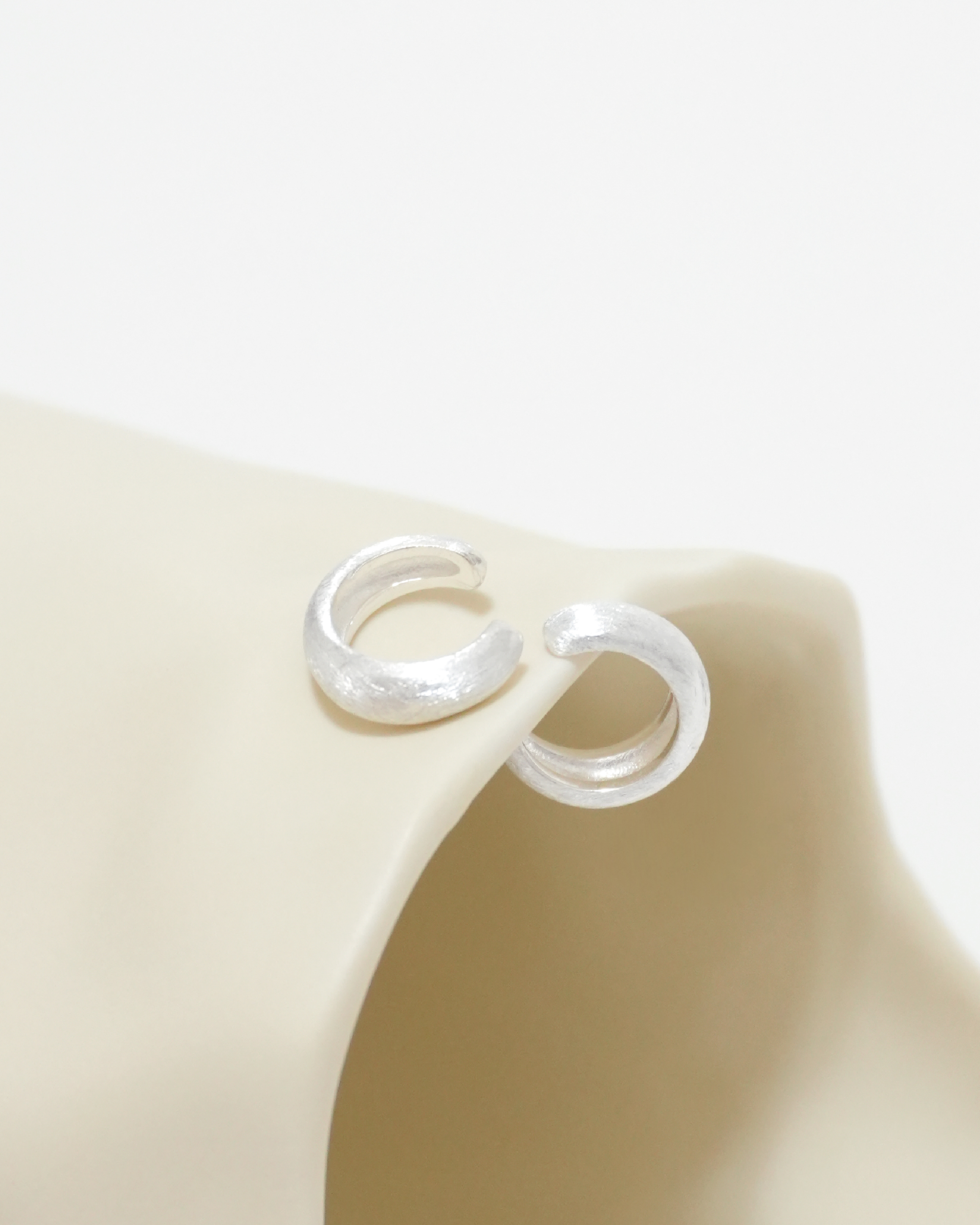 Sleek Curve Ear Cuff