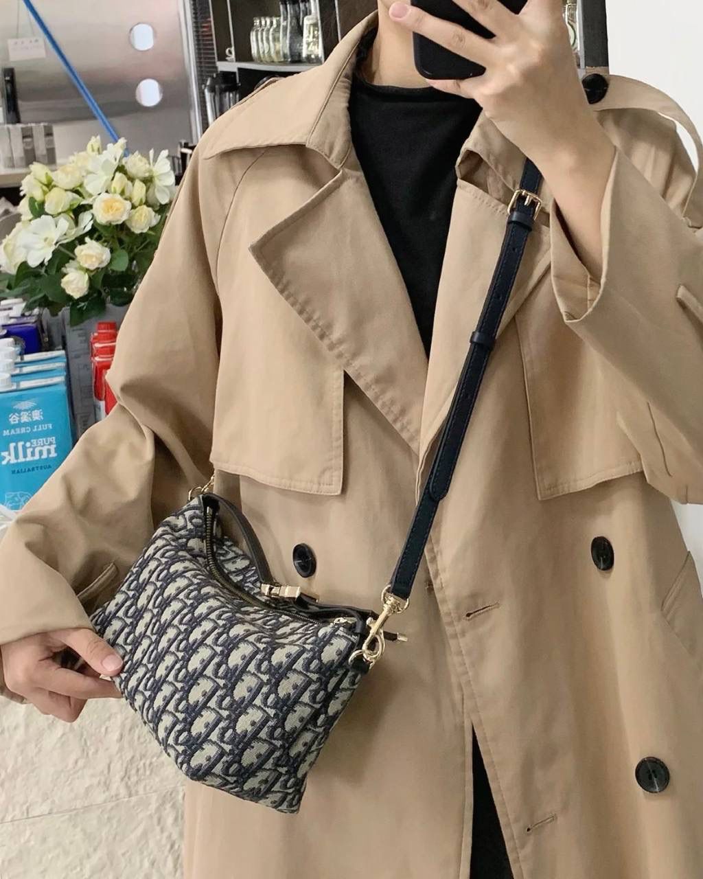 🈶老花蓝中号（配肩带） 𝗗𝗜𝗢𝗥 𝗡𝗼𝗺𝗮𝗱手提包/饭盒包🍱 又一重磅推荐了！近几年的饭盒包大火！ 各个品牌都有推出过，简直谁用谁可爱啊 复古老花帆布材质，随意揉捏不变形 日常通勤，出差当化妆包也是非常可以 我更爱它的金属插扣太高级，绝杀细节控 22×13×9.5cm #6801m