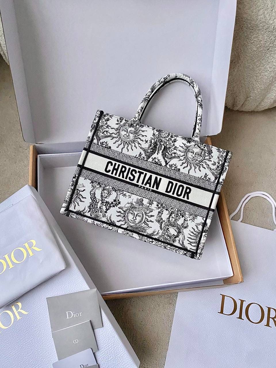 🈶黑白中号 𝗖𝗗 𝗕𝗼𝗼𝗸 𝗧𝗼𝘁𝗲 24太阳神阳光茹伊 它有代表春天的玫瑰💐🎀 夏天的麦穗，秋天的枫叶 以及冬日的枝干 整个太阳也是关于守护的象征 寓意是非常美好的，浪漫且神秘 那种高定视觉，沦陷了！！ 行走在街头很是时髦🌟 36×27×16cm