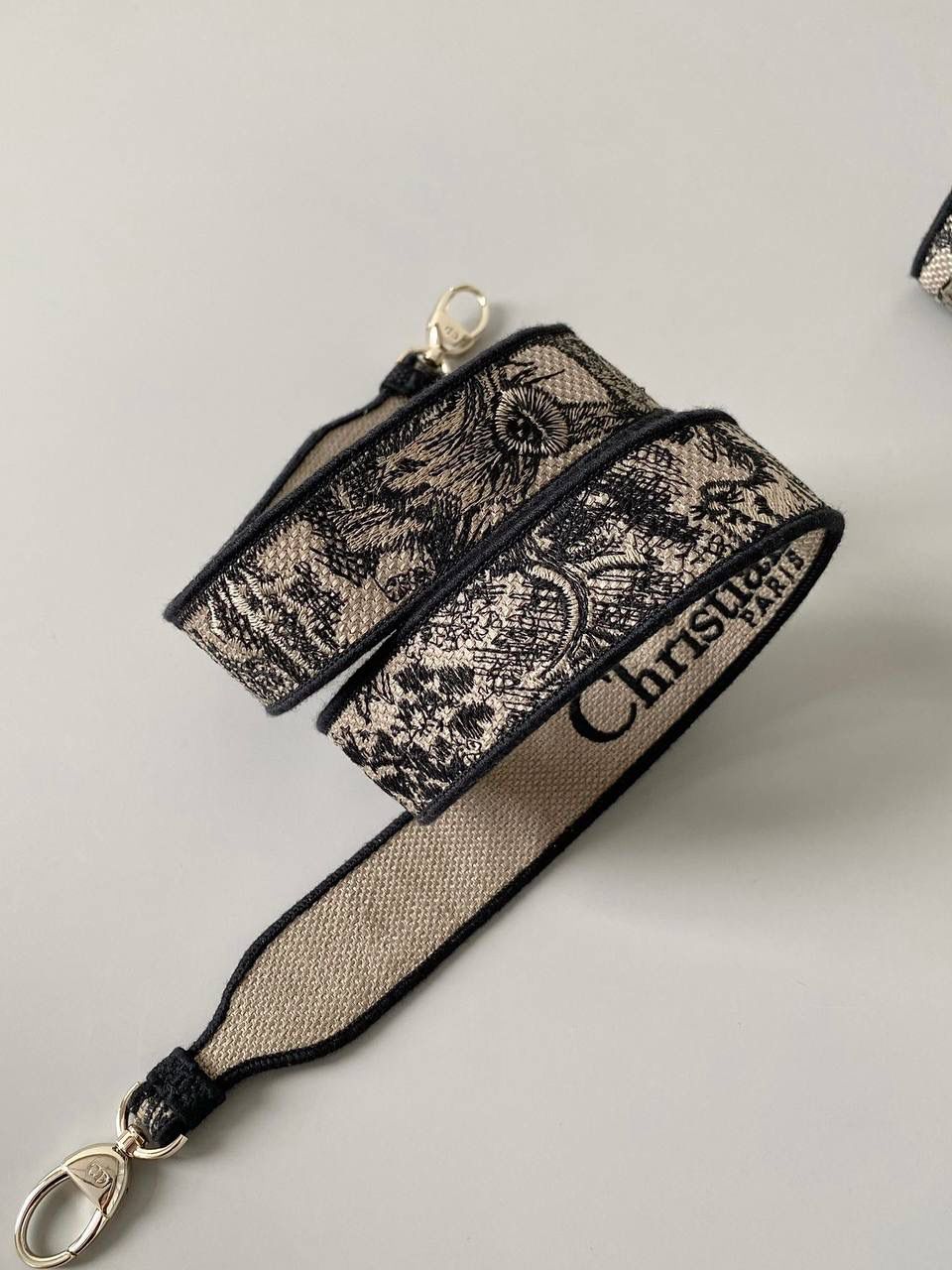 🈶浅咖迷你 ✨𝗖𝗗 𝗟𝗮𝗱𝘆 三格刺绣"丛林老虎" 老虎系列不断推出新的颜色 不得不说冬季的浅咖色系非常好看 温温柔柔，有种复古的法式浪漫风阿 17×15×7cm