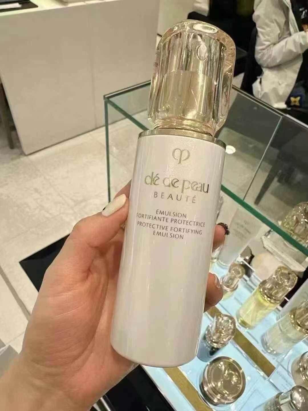 CPB日間乳液 (Duty free版 ) (日本版) CPB肌膚之鑰 清爽防護日乳 )💁🏼抵御外部環境因素（紫外線、乾燥等）對於肌膚的傷害，同時緊致肌膚，賦予肌膚彈性和光澤的日用乳液。兼具有化妝底霜的作用，在日間全面呵護肌膚!