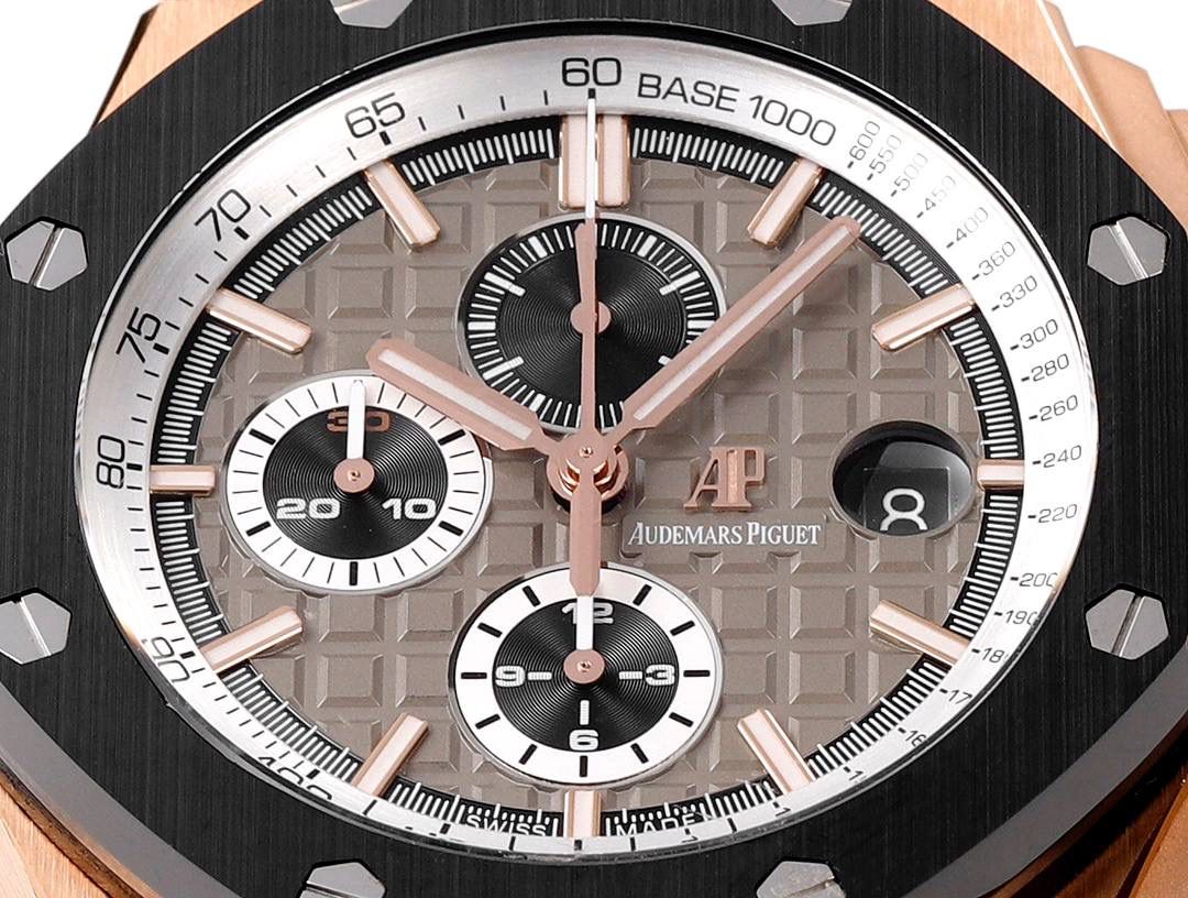 爱彼皇家橡树离岸型横空出世🔥💯引用全新的彩色陶瓷锻造技术，表壳与圈口的选料，不惜重本使用日本进口的氧化锆，无需任何颜料，以超高的压力与超高的温度锻造，形成超高密度的彩色陶瓷，再经过百里挑一，确保每一个成品都与原版毫无色差！CNC级别的打磨，将整一个表壳的边边角角完美处理，即使陶瓷，也做到毫不割手。圈口的拉丝，经过顶级的打磨技术，做到每一丝每一线都毫无断续，每一颗六角螺丝都与表框处在同一平面，拒绝一丝一毫的凸显与凹陷，诠释了何为顶级的复刻工艺！