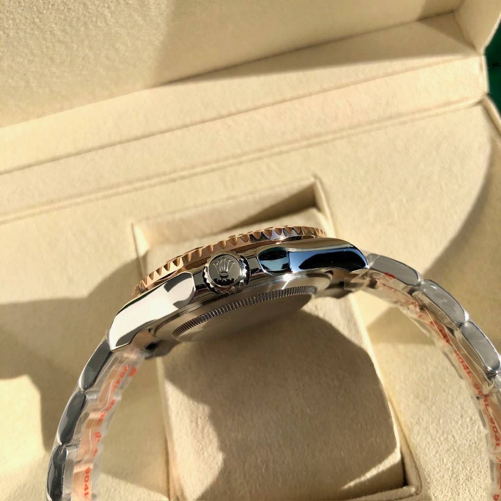 【经典名仕 一劳永逸】劳家爆款游艇名仕型系列m116621-0002男士腕表40mm间玫游艇出货，继续秉承AD家族优质特色、独家出品一表一码，三码合一 【机芯】搭载AD专注而制0️⃣返修、💯全新原装西铁城8215全自动机械机芯，走时精准，性能优异，动力储备高达48小时 【表壳】316L精钢表壳 高端同步防指纹[强]陶瓷圈口原版同步双向旋转，完美呈现与原版一致的弧度、光泽，超强高密度矿物质玻璃镜面，精致的做工完美秉承原装的潜水游泳🏊‍♀️性能 【字面】大厂同步超强夜光，夜光刻度、表针无瑕疵斑点、晶莹剔透，细节同步正品，内影圈刻字清晰，字体匀称 【表带】搭载316精钢表链可调节原装表扣