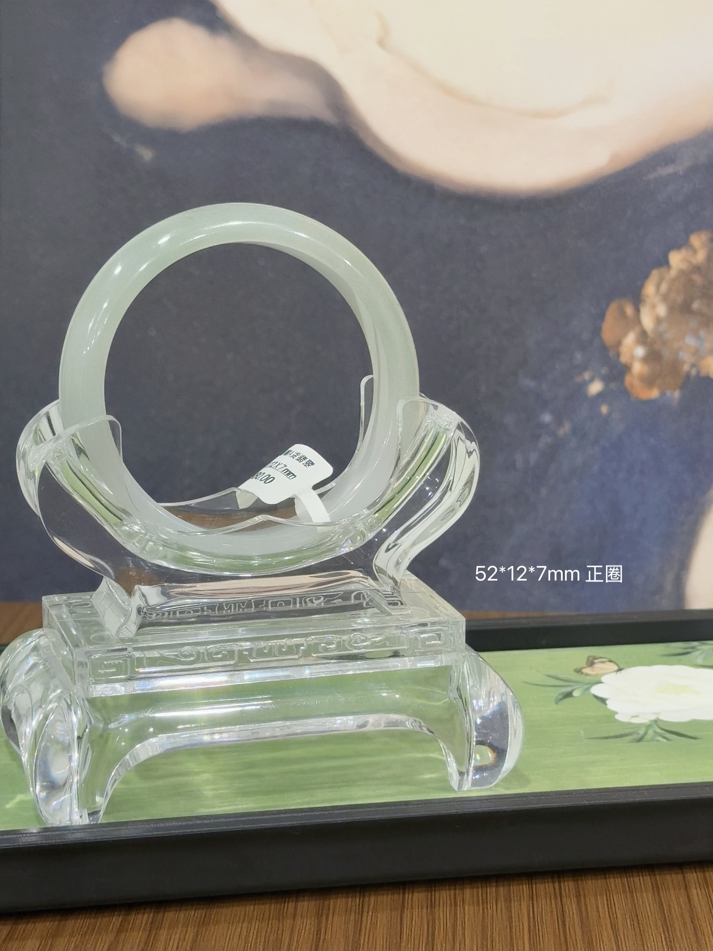 ✨晴底白月光 · 半山水翡翠手镯✨一半清透晴底，一半柔润白月光像山水之间的光影流转，温柔又有层次感这只不是普通的种水镯而是自带意境的半山水美感，内润起光，收藏级别的美镯📏产品规格	圈口：52mm（51/52/53合适）	宽度：12mm	厚度：7mm  镯型：正圈🛍️购买保障🇲🇾 马来西亚现货📜 附正规鉴定证书⏳支持3天鉴赏期✈️ 全球配送#马来西亚翡翠 #怡保 #吉隆坡 #新山 #新加坡