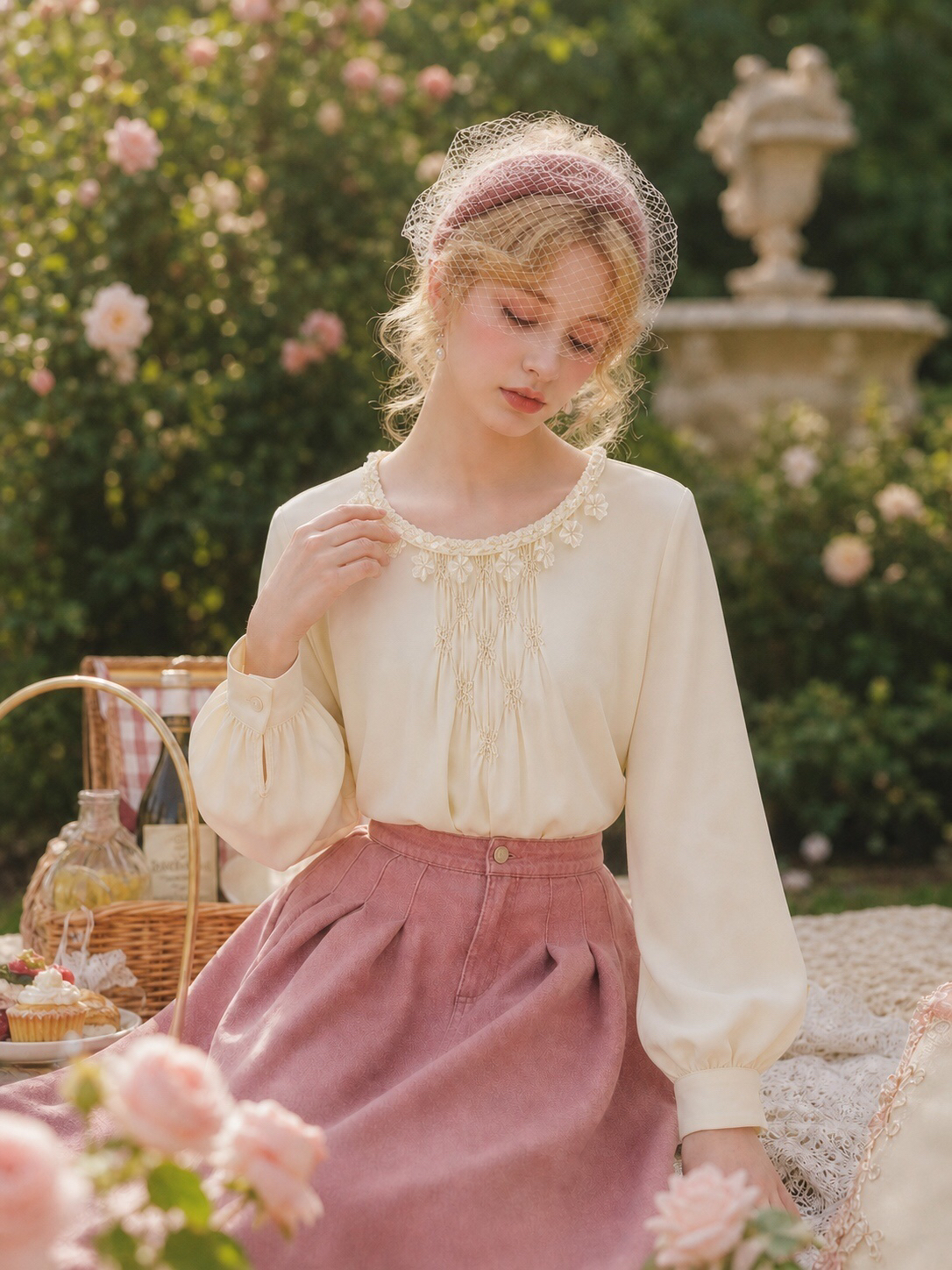 玫瑰莊園的晨光蕾絲小花環柔霧襯衫上衣Rosabelle Secret Garden  Floral Lace Neckline Blouse