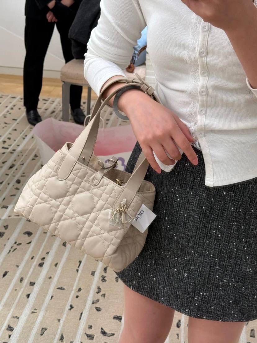 🈶胭脂米，小号 𝗗𝗜𝗢𝗥 𝗧𝗼𝘂𝗷𝗼𝘂𝗿𝘀横版 拒绝不了一点温柔的米色系 实在太好看了！很显气质 淡淡的色调，看着心情就很好 小号会更Q更嗲一些 实物蛮精致的！ 可以说目前喜爱度top☝🏻 23×15×15cm，#m1292m