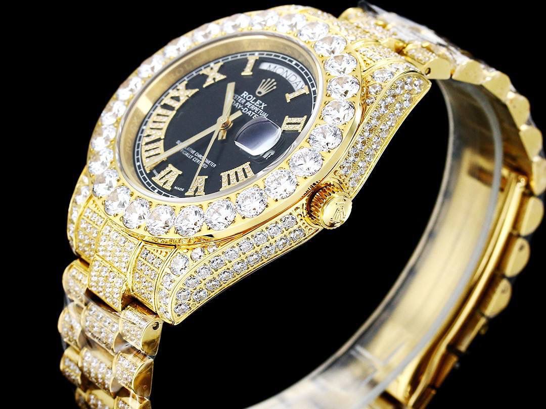 💍劳力士ROLEX 奢华极致满天星版本腕表904精钢打造，密镶顶级施华洛世奇美钻，奢华品质的诠释，璀璨夺目，魅力绽放。表壳表链全镶满美钻，金光闪闪，机芯可选择2824机和国产，腕表尺寸42mm！💍