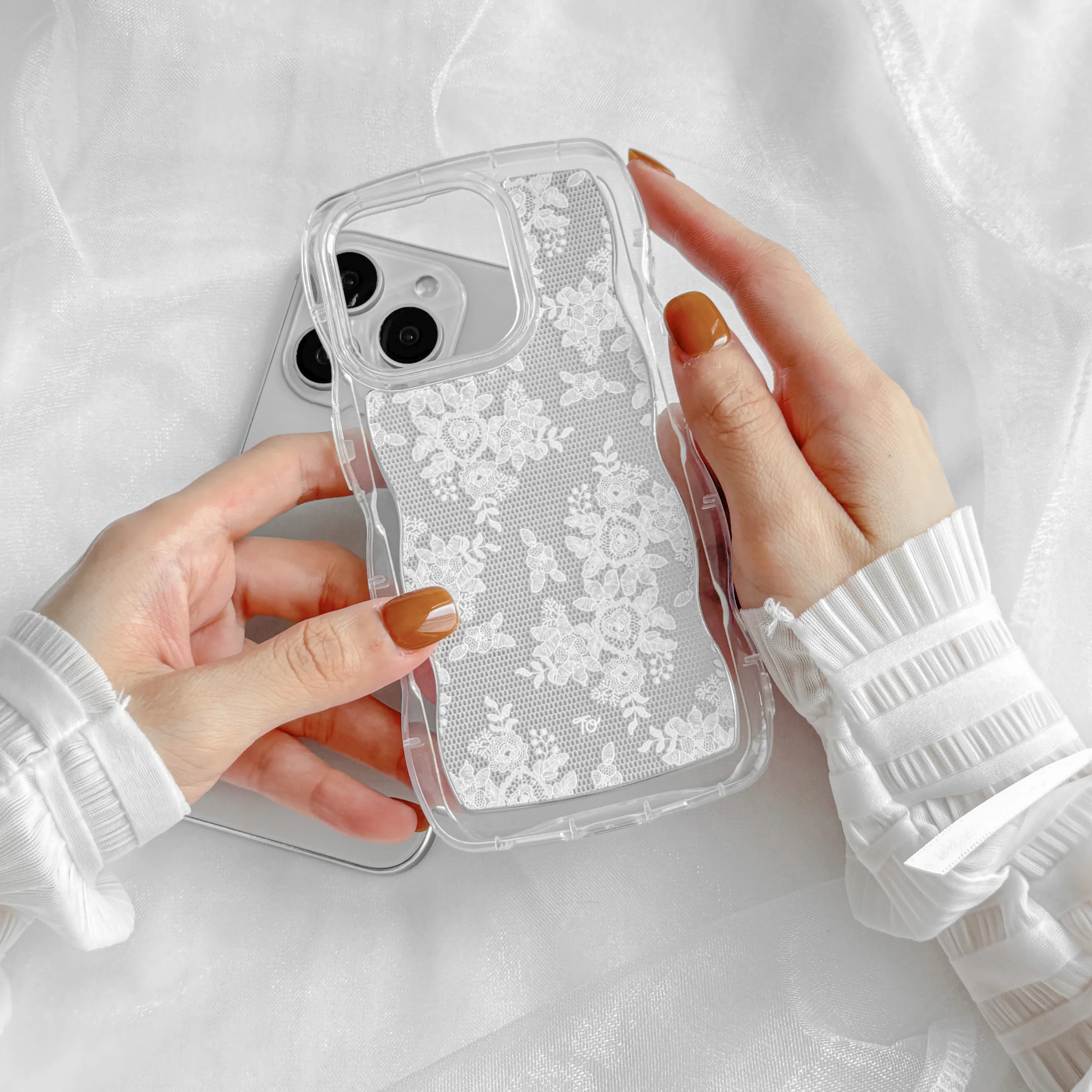 【Perfect in White Lace  】波浪邊框鏡面 iPhone Case