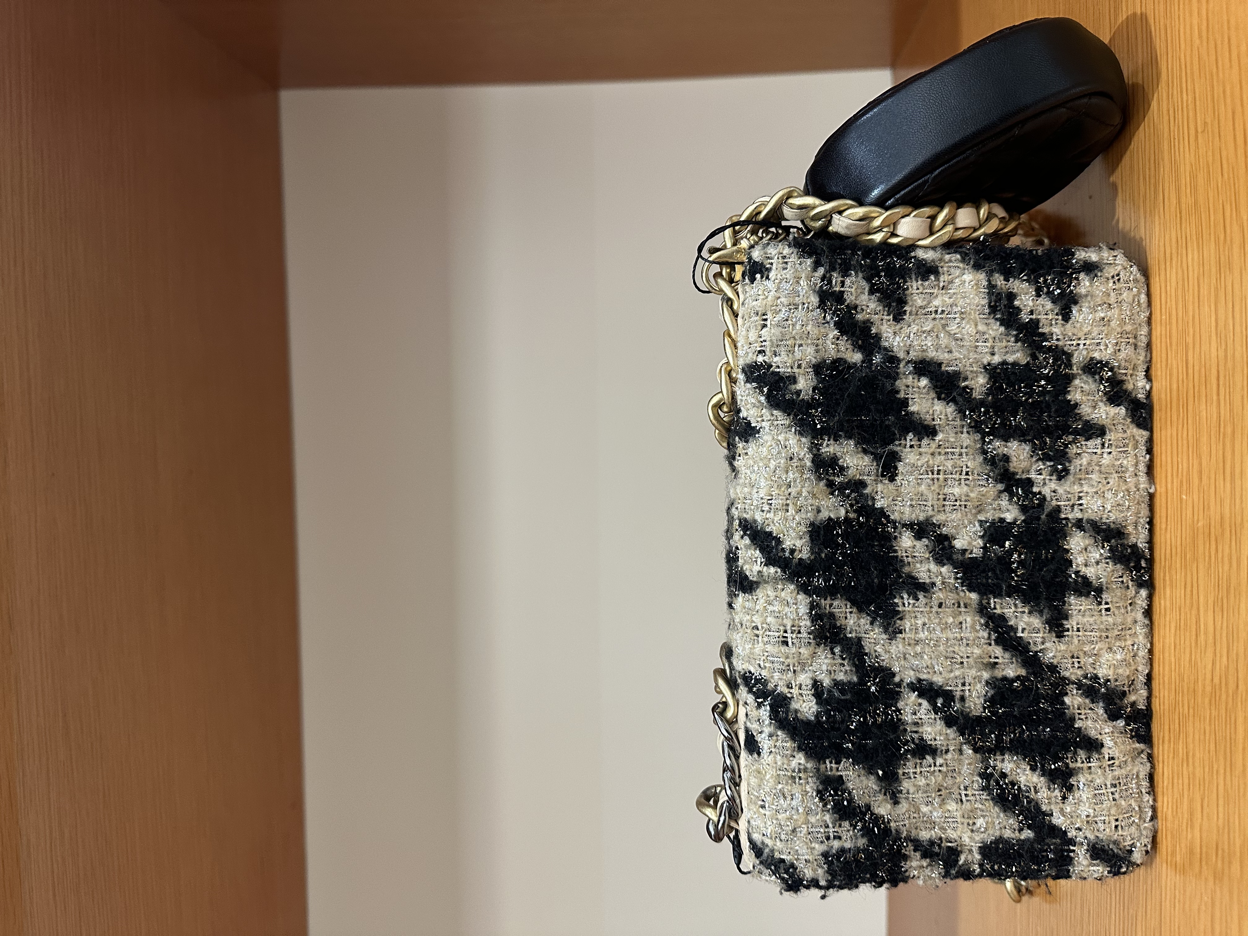 Pre-Owned CHANEL 19 Houndstooth Tweed Wallet on Chain bag / Product Code: 26042901