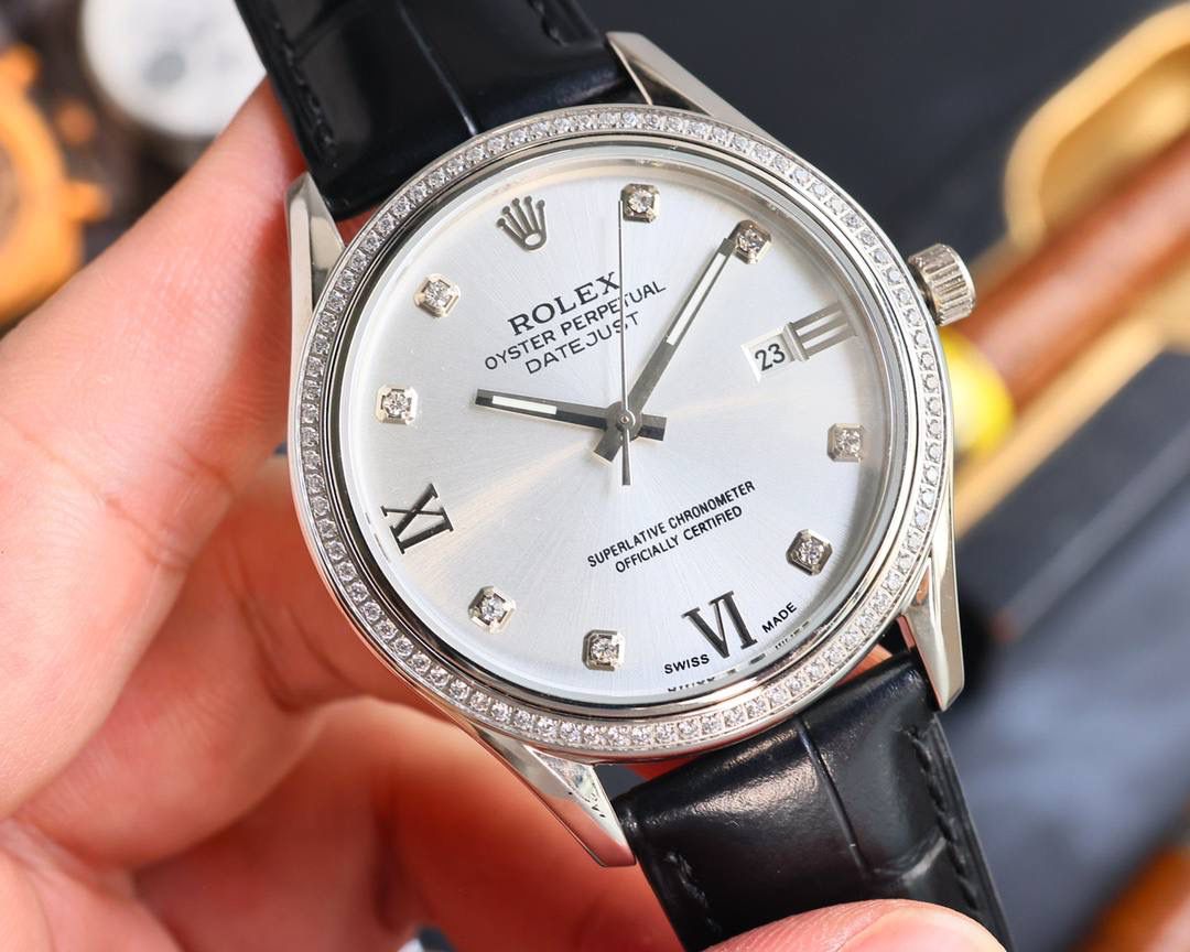 TW：最新款上市，劳力士日志系列推出，做工精细，品质优越！ 采用8215全自动进口机芯，走时精准，表圈采用钨钢材质打造的完美棱角形圈口，表壳釆用316精钢，蓝宝石玻璃镜面，三度防水性能，高端品质，绅士必备。 尺寸：41*10.8mm 将光阴凝集于分秒间 完美，系于不息追求。 以嘹亮的铿锵嗓音，震撼人心。 以印证完美的追求，永恒不息。 劳力士从来没有改变世界，而是把它留给戴它的人 你与男神的差距只差一块劳力士