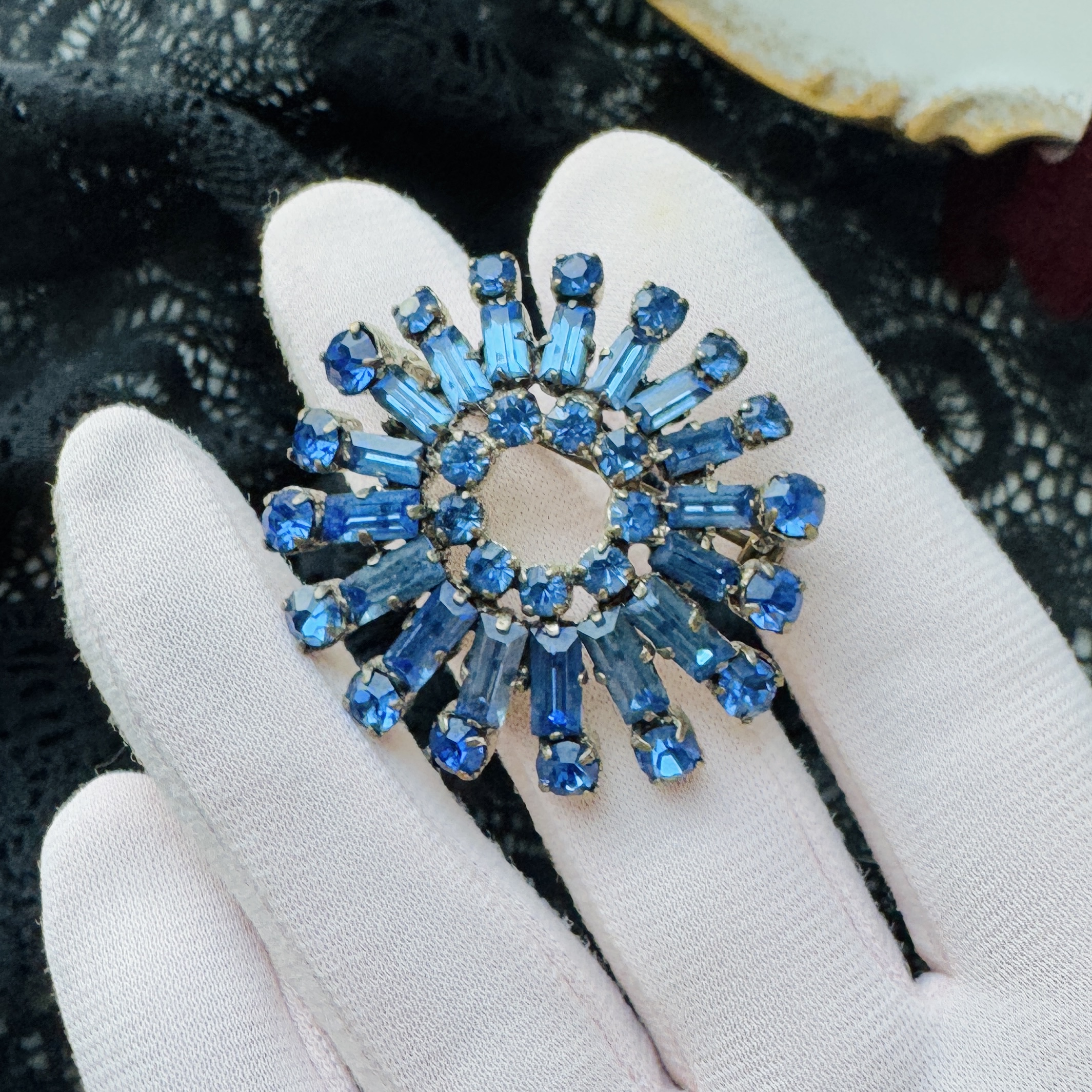 Preview- vintage c.a. 1950s Blue Rhinestone Brooch (B089)