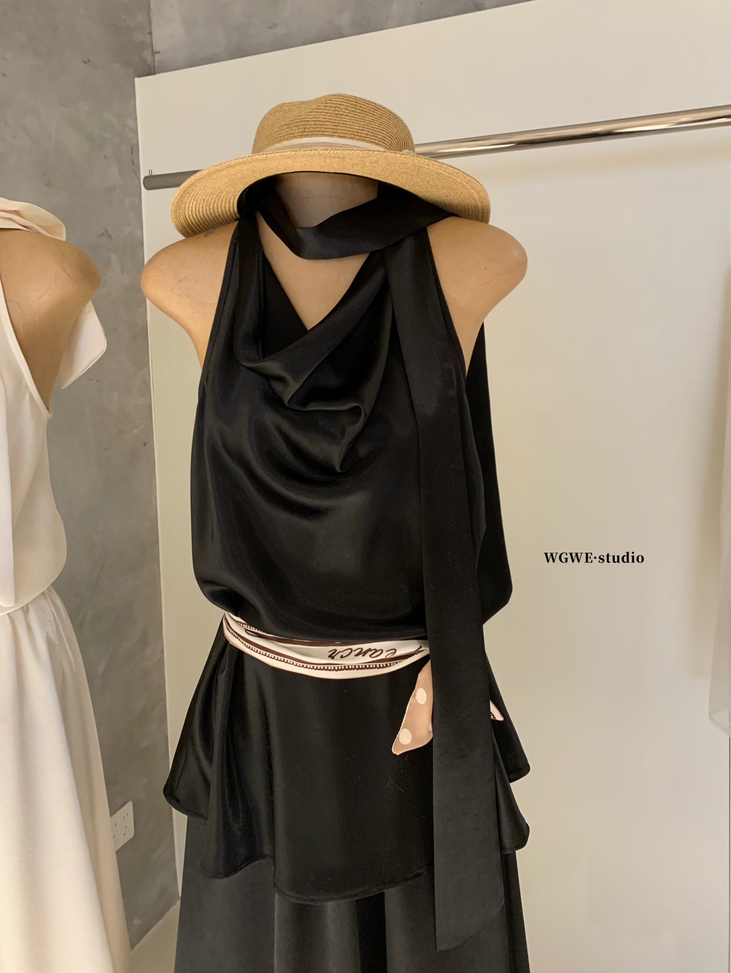 1713 SATIN CO-ORD SET 缎面挂脖半身裙套装 