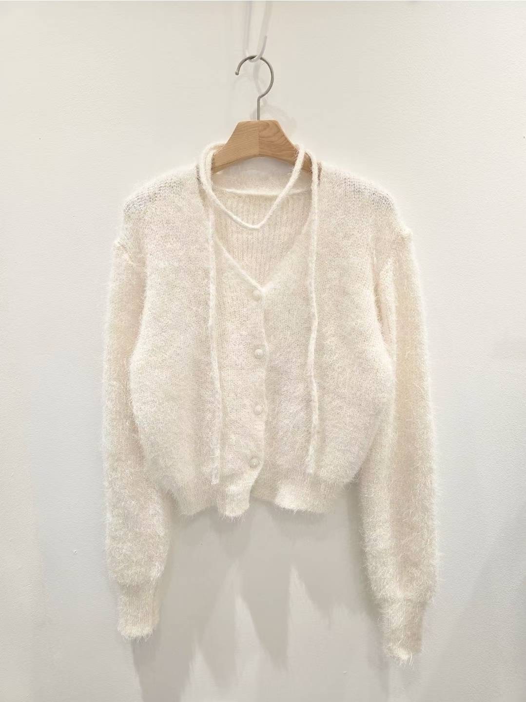 【 💕浪漫感𝑷𝒊𝒄𝒌 ♪💬空氣輕盈感～毛毛幻影鈕扣頸帶套裝🫧💗 】 Little Scarf Fluffy Top Set(三色入)