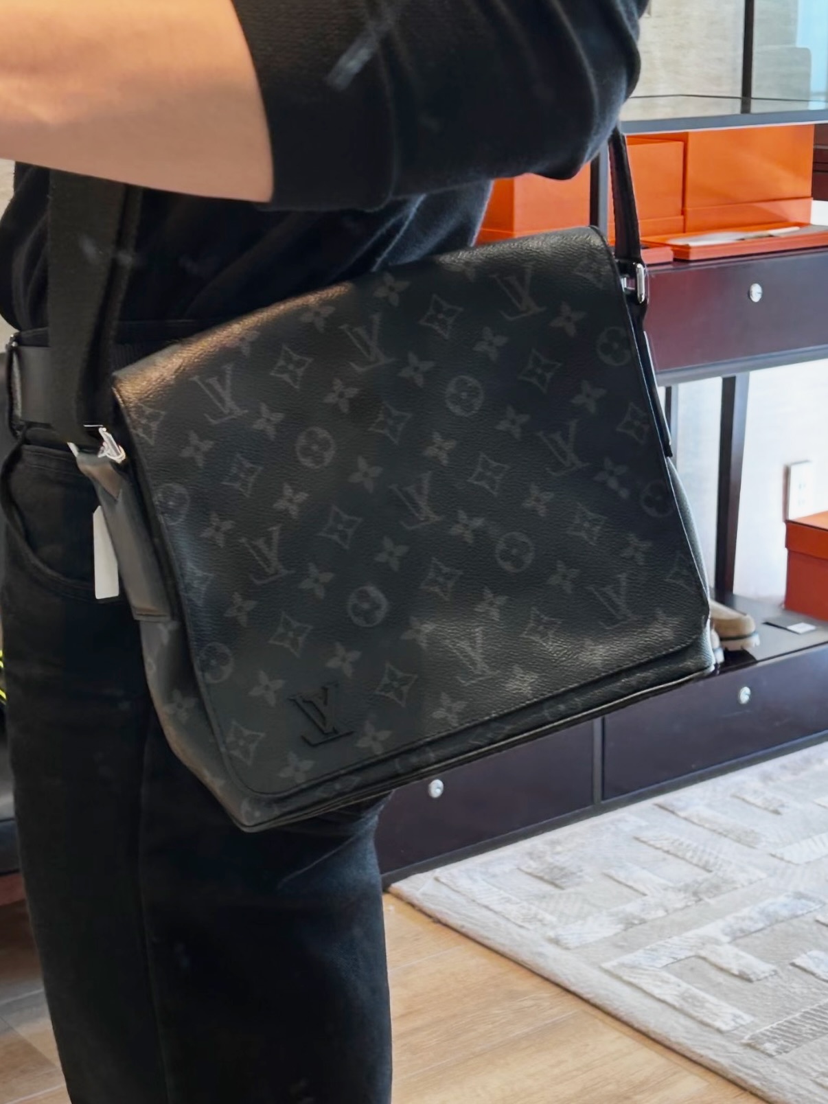 Lv👜 PRE OWNED 🛍️黑色 老花郵差包 pm size🖤