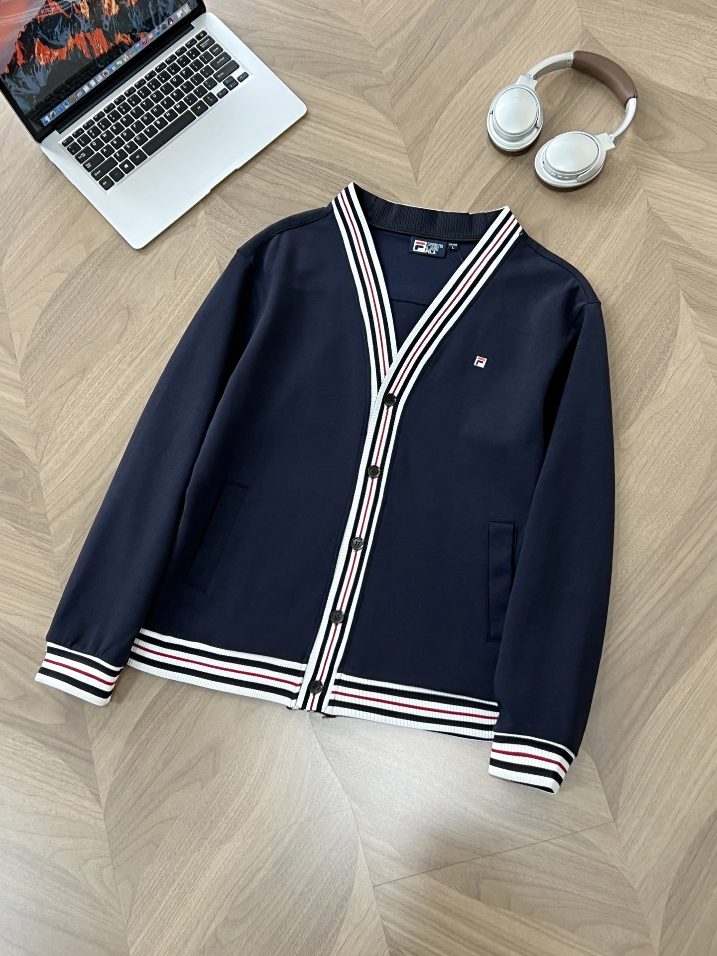 FILA 經典紅白藍紋V領開襟冷衫