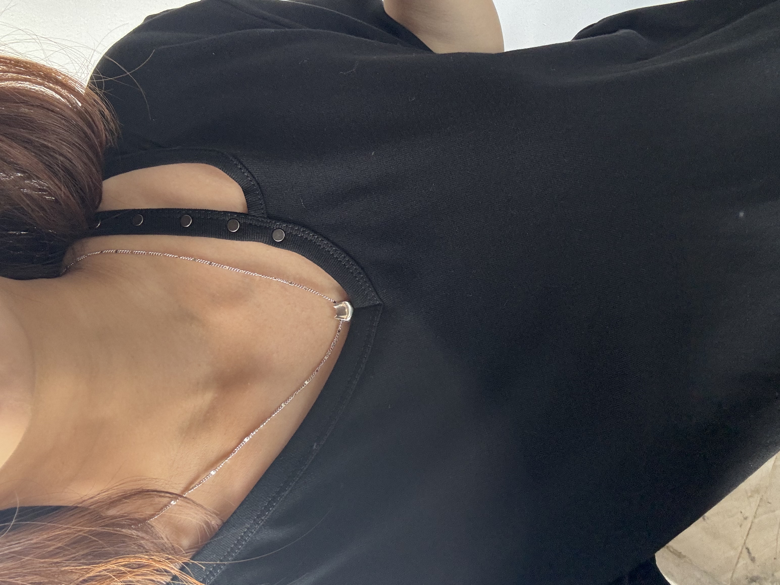 窩釘小V領穿洞Tee