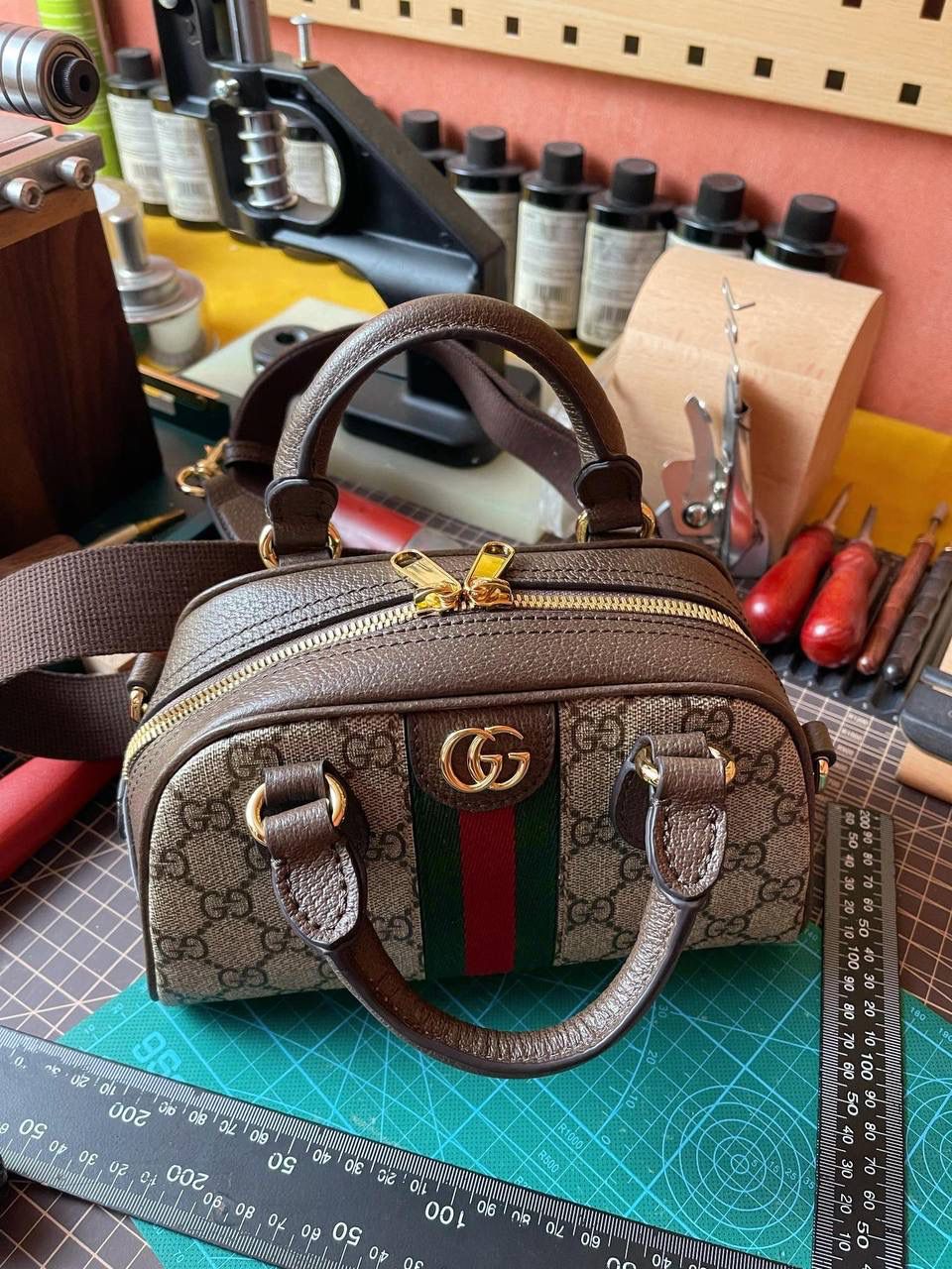 🔘gg ophidia 系列波士顿迷你gg手提包 正厂luxury进口皮，这个包的皮子跟前几款这个配皮完全不是一个档次，说都是一个厂的，但是这款皮胚就好贵，锃亮锃亮的还有皮油性，佛罗伦萨鞣制的皮质感真的牛掰兼顾了100%的意大利原味和沉稳老练的经典记忆，随着使用时间越长，这款包在不同光感下会呈现出丰富的色泽，柔软的皮质，带给你无限高档次的视觉体验。在全民高呼“小包我必须要有”的时代，没有一款它怎能行？‼️🤩 尺寸：21x12x10cm 🔍款号：724606