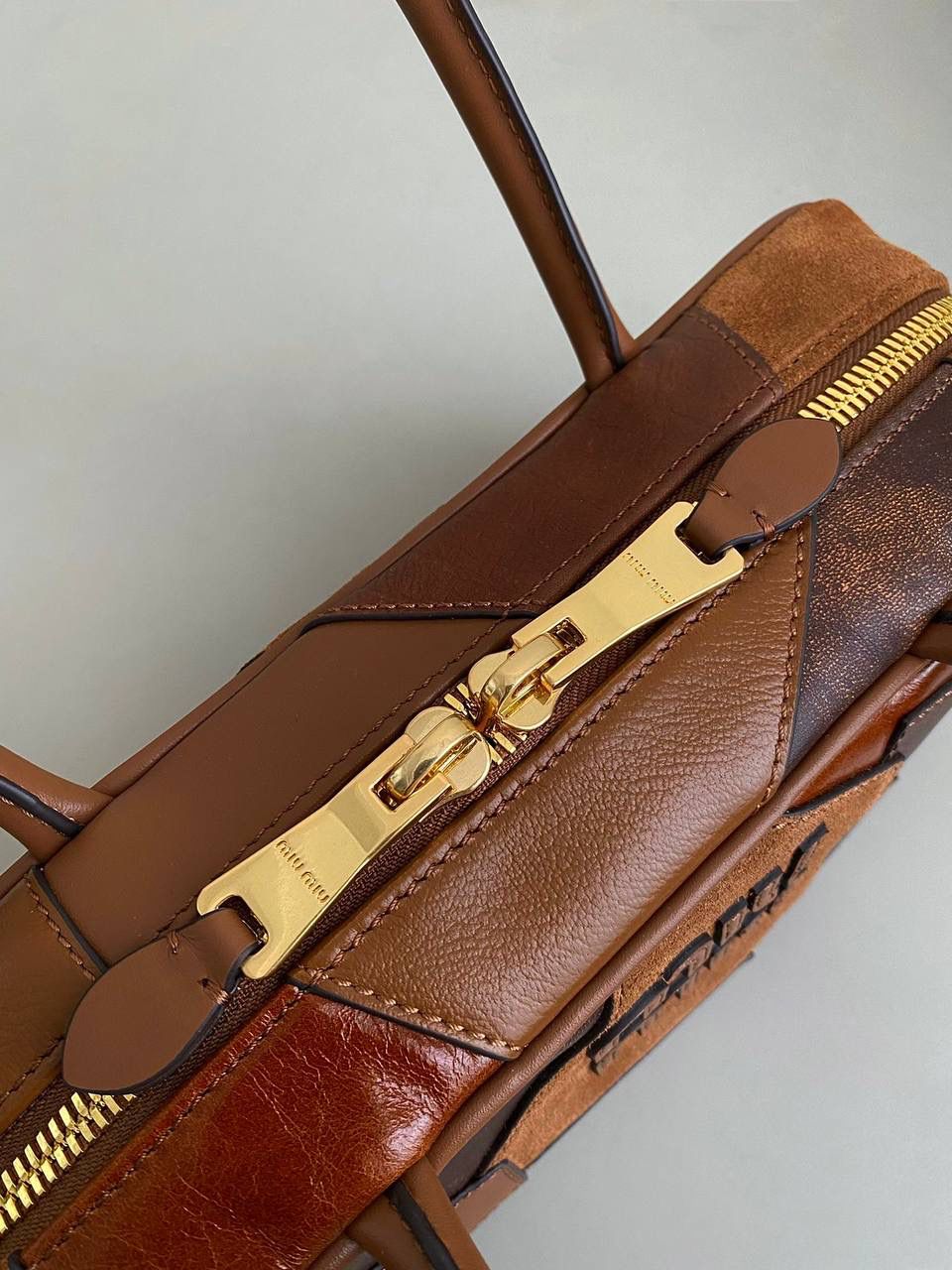 🈶拼接色 𝗠𝗶𝘂𝗠𝗶𝘂保龄球，大爆款 这只大火啊！超有腔调的一款 简约精致的设计真的好耐看 不同色系拼接有点流浪感又透着高级 色彩搭配温暖而富有层次 把美拉德复古风拿捏的很到位 整体造型非常慵懒有个性，保证了舒适性和实用性的同时还兼顾了美观性 时尚，非它莫属了！ 27×12×9cm #F0011m