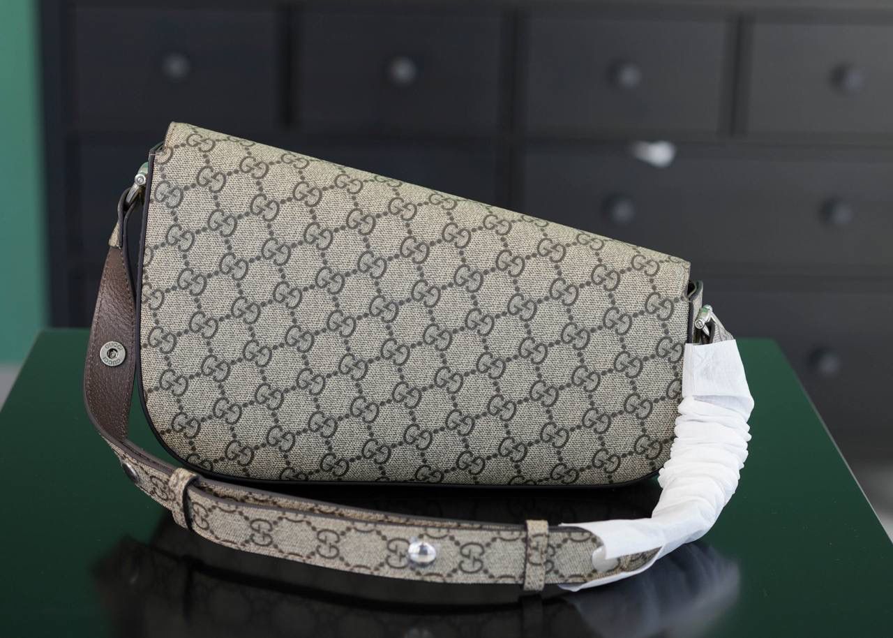 👜Gucci Horsebit 1955系列小号肩背包💕 超种草，Gucci新出的wink变形包！经典马街扣不对称，不规则形状，超个性真的是让人耳目一新！ 不得不说 Gucci经典元素在每一款新品上都有新突破，1955这款腋下包个性十足，肩带也是可调节的，百搭实用！ 官方款号 764155 尺寸：10.5-17x26.5x4-8cm